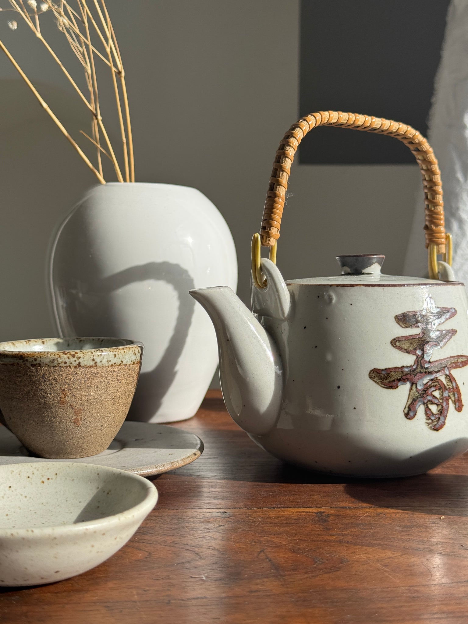 Petite théière asiatique en grès anse en rotin H11 D10