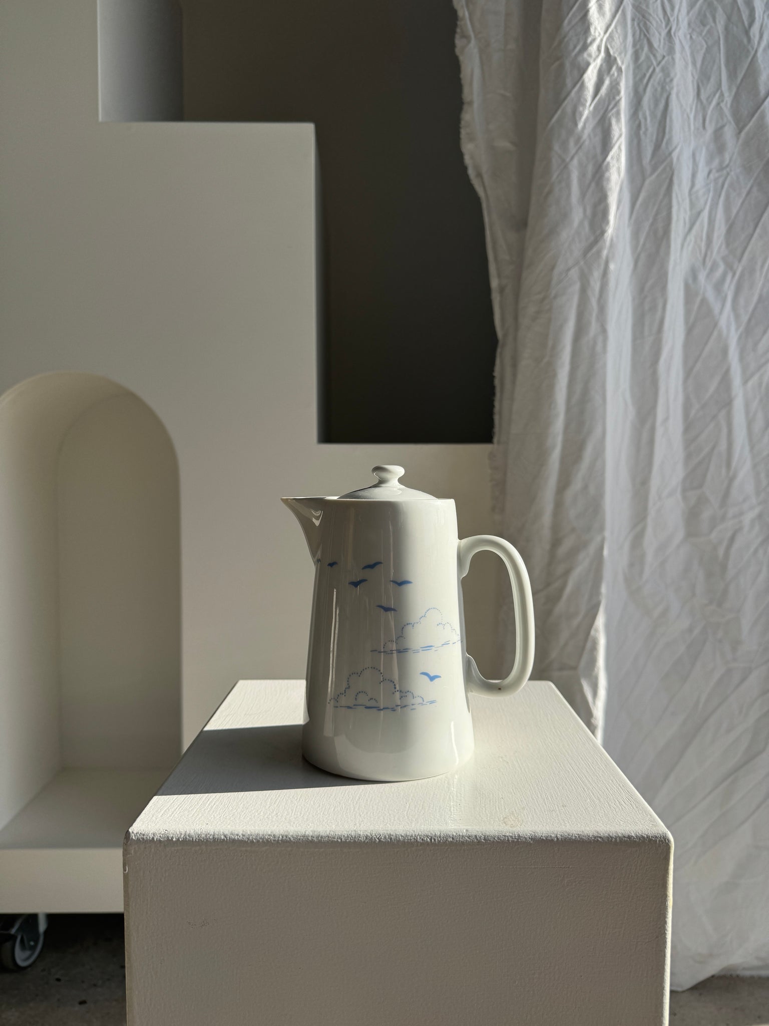 Petite théière vintage à motif de nuages France H18,5