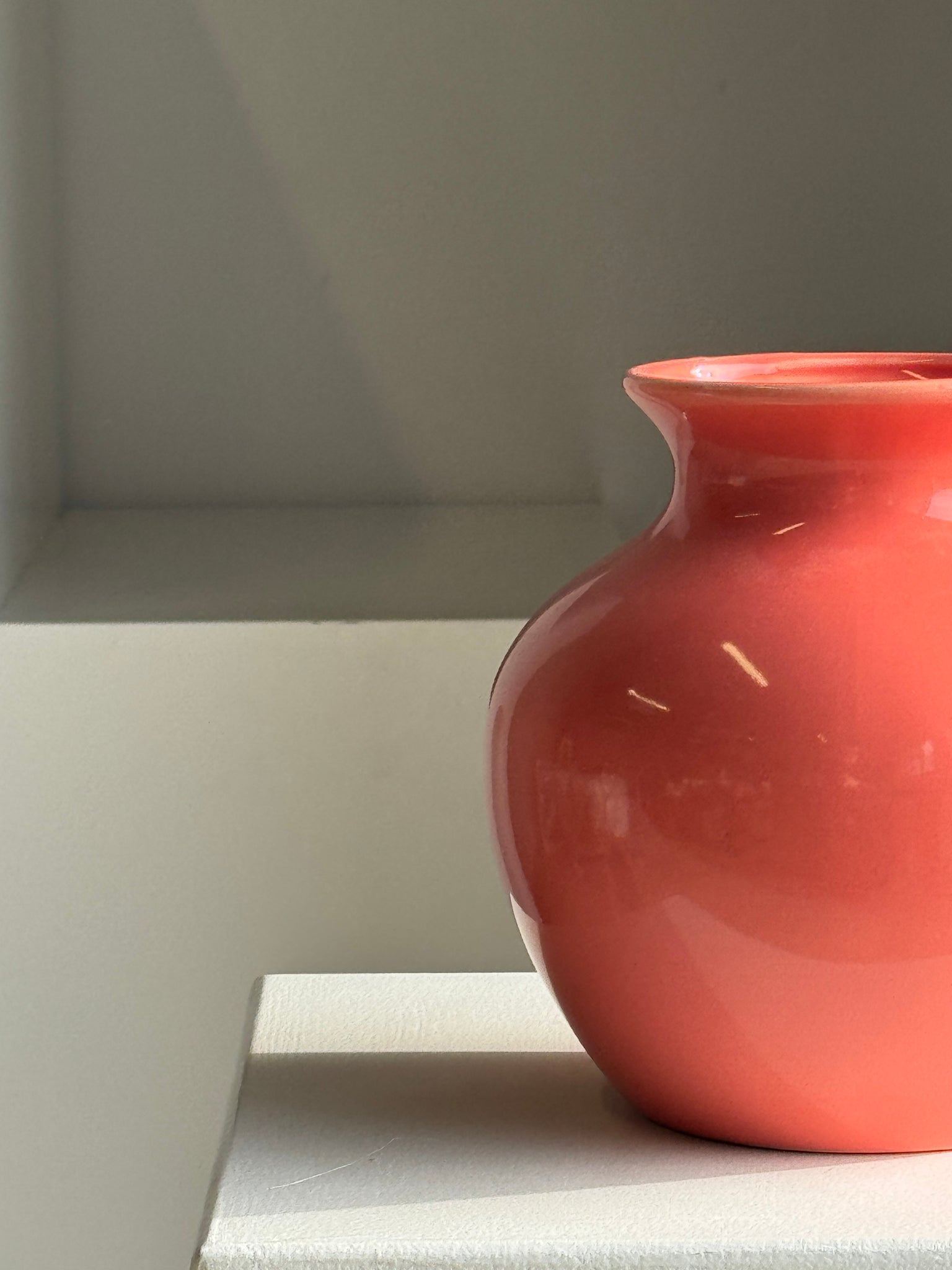 Vase boule corail années 90 H19 ; D17