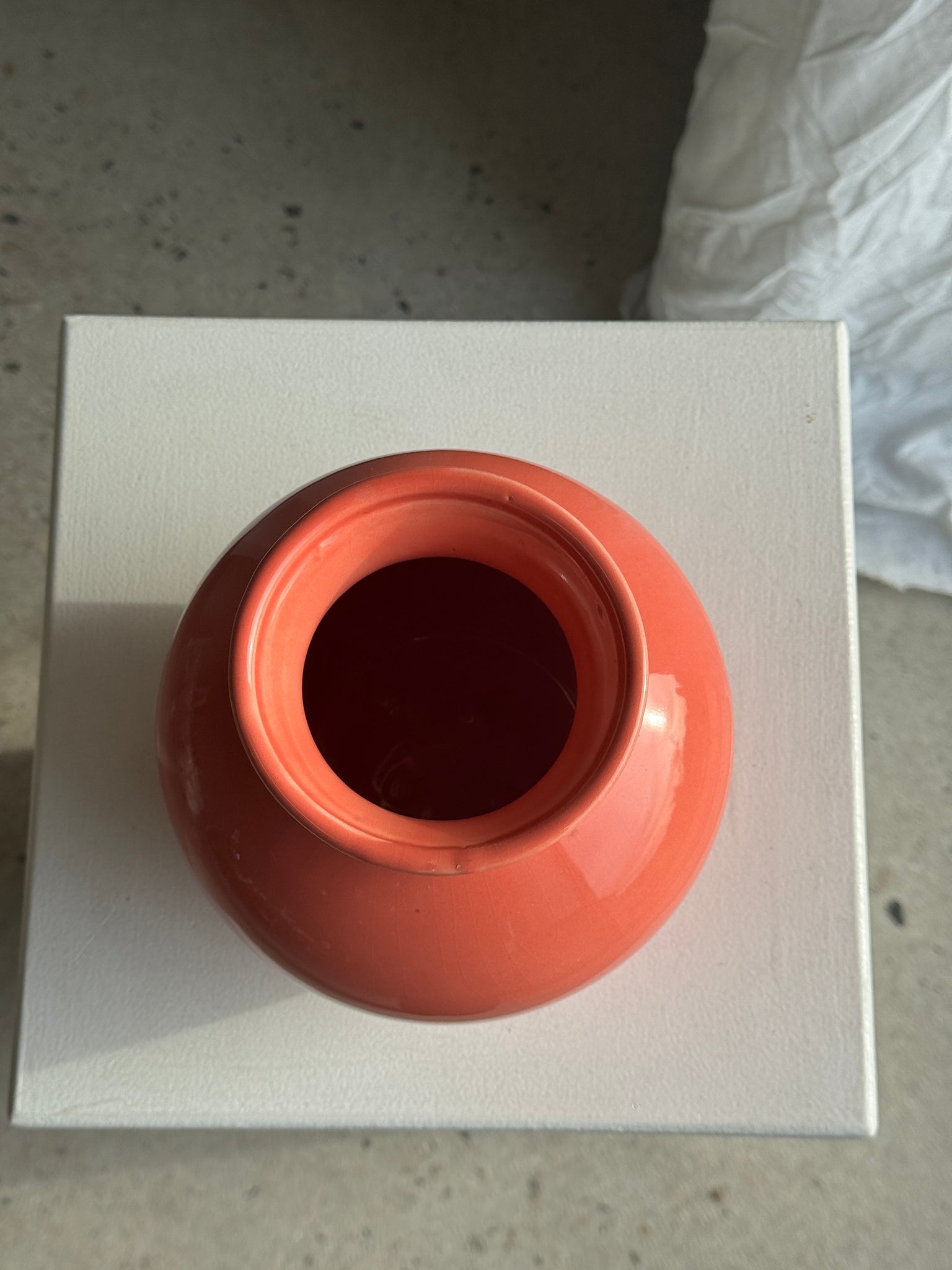 Vase boule corail années 90 H19 ; D17