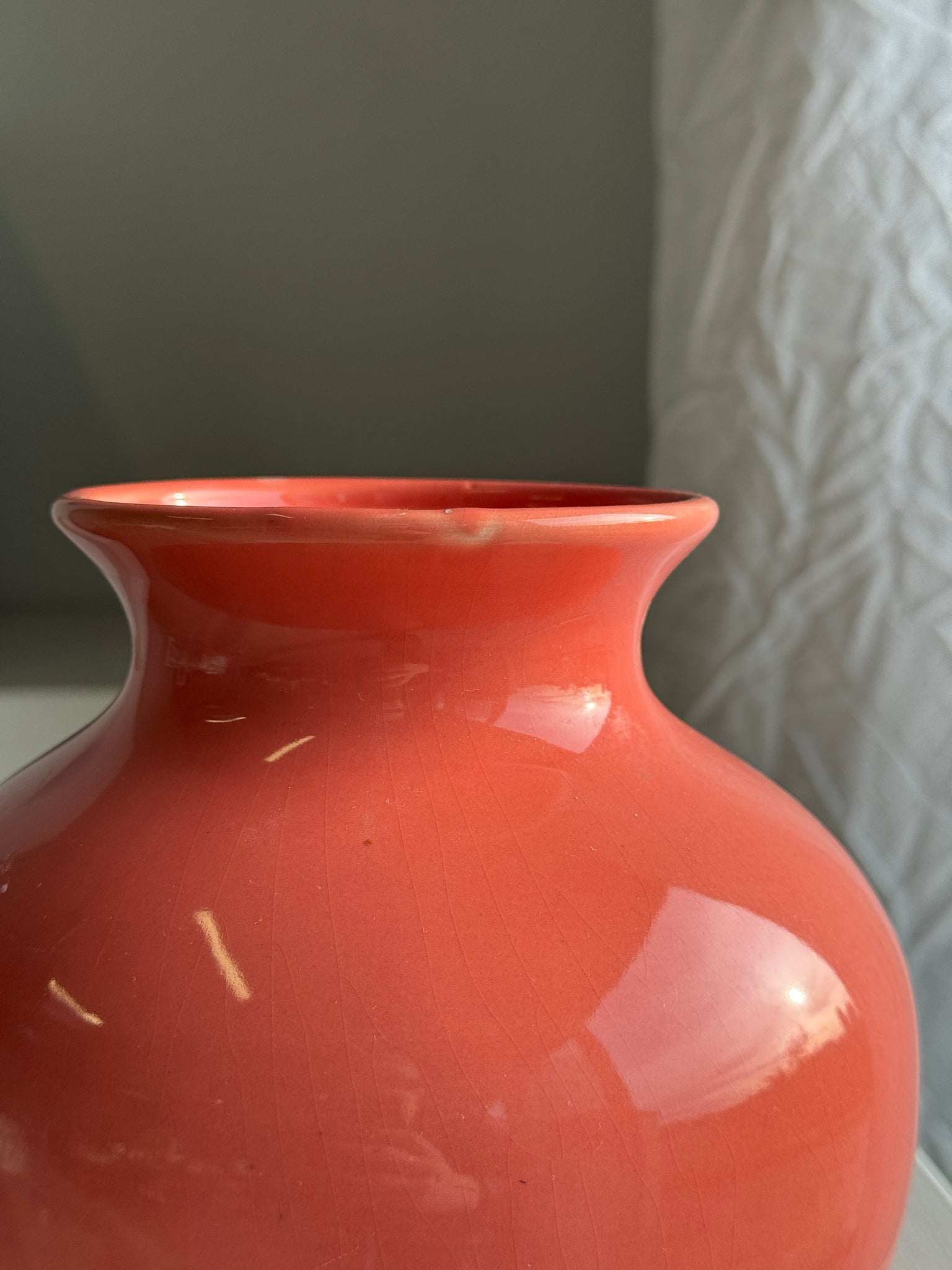 Vase boule corail années 90 H19 ; D17