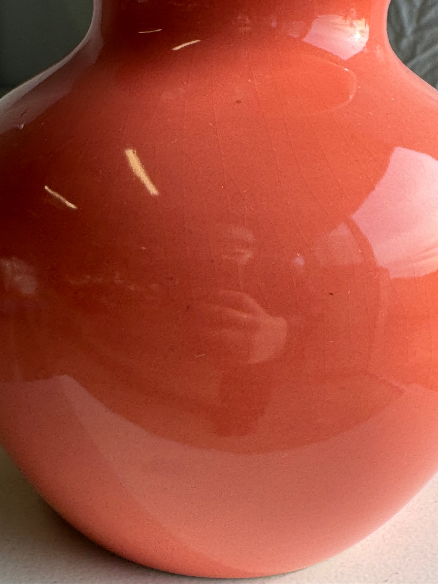 Vase boule corail années 90 H19 ; D17