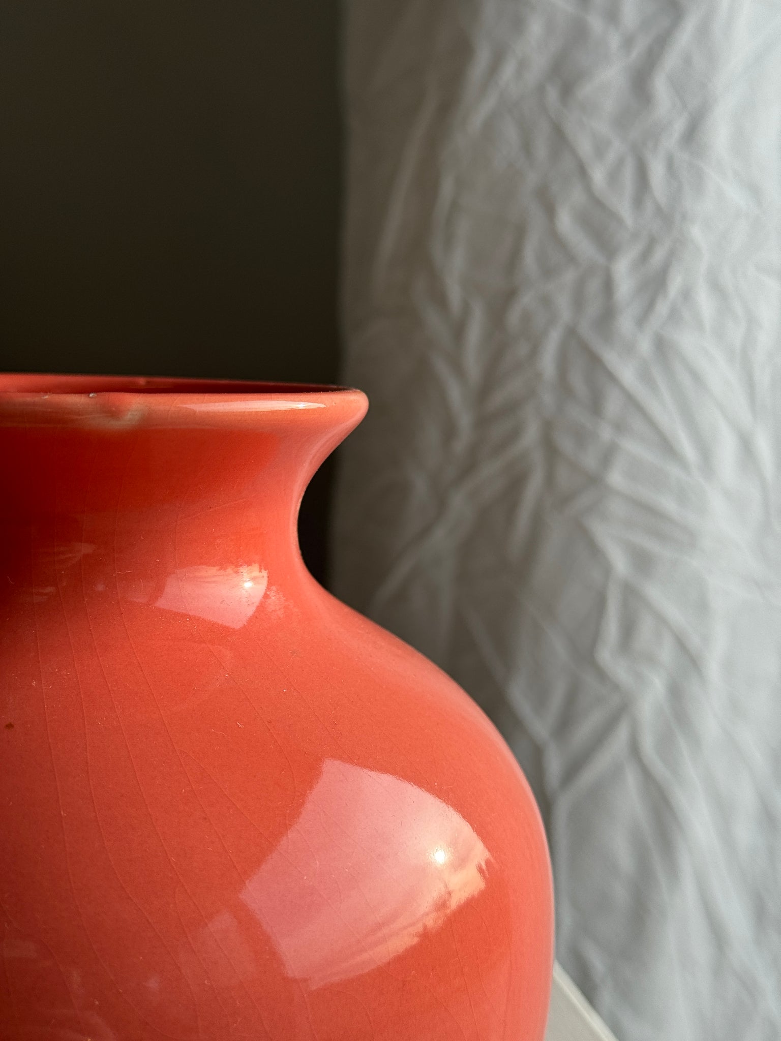 Vase boule corail années 90 H19 ; D17