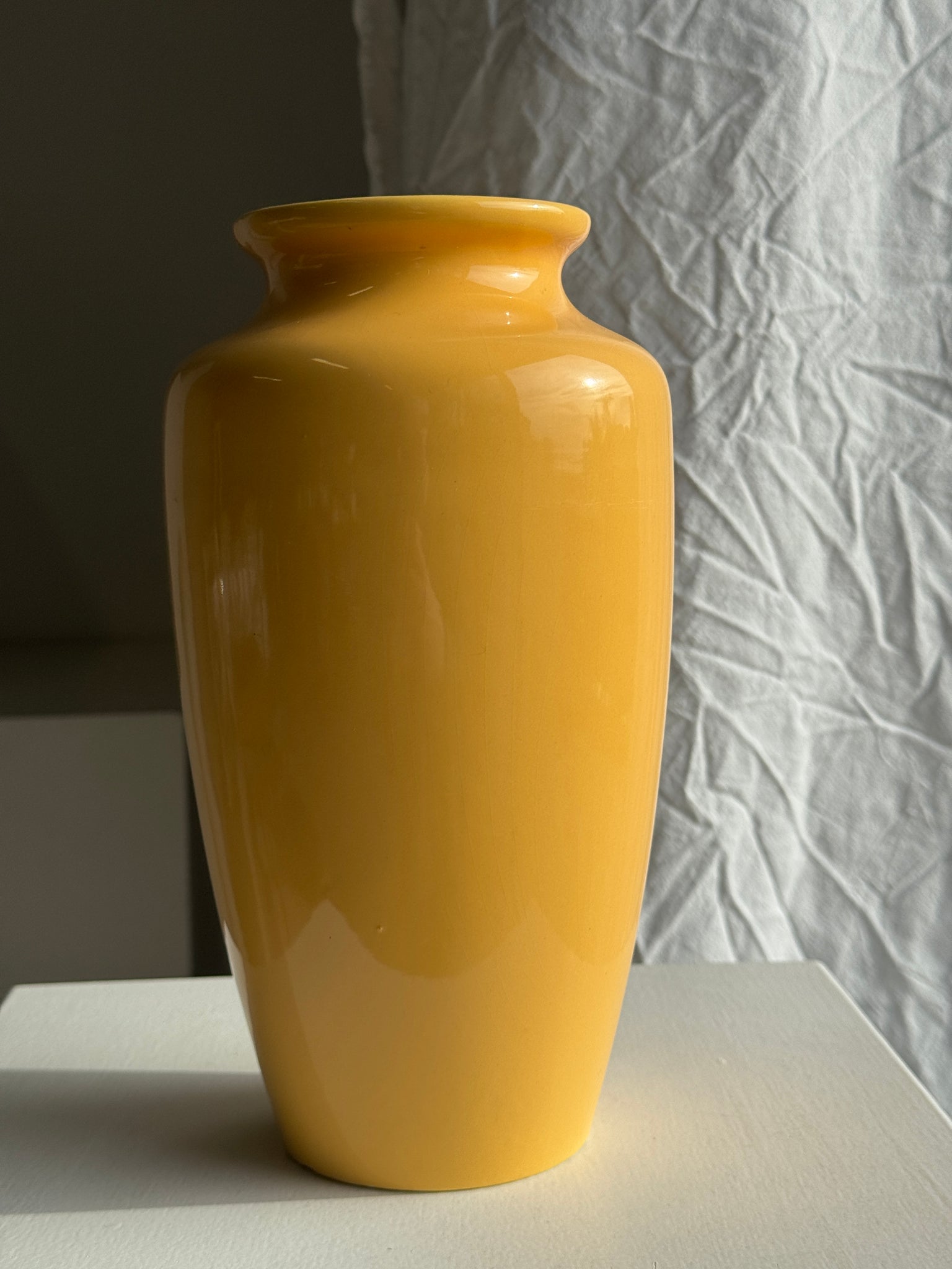 Vase jaune oblong années 90 H26