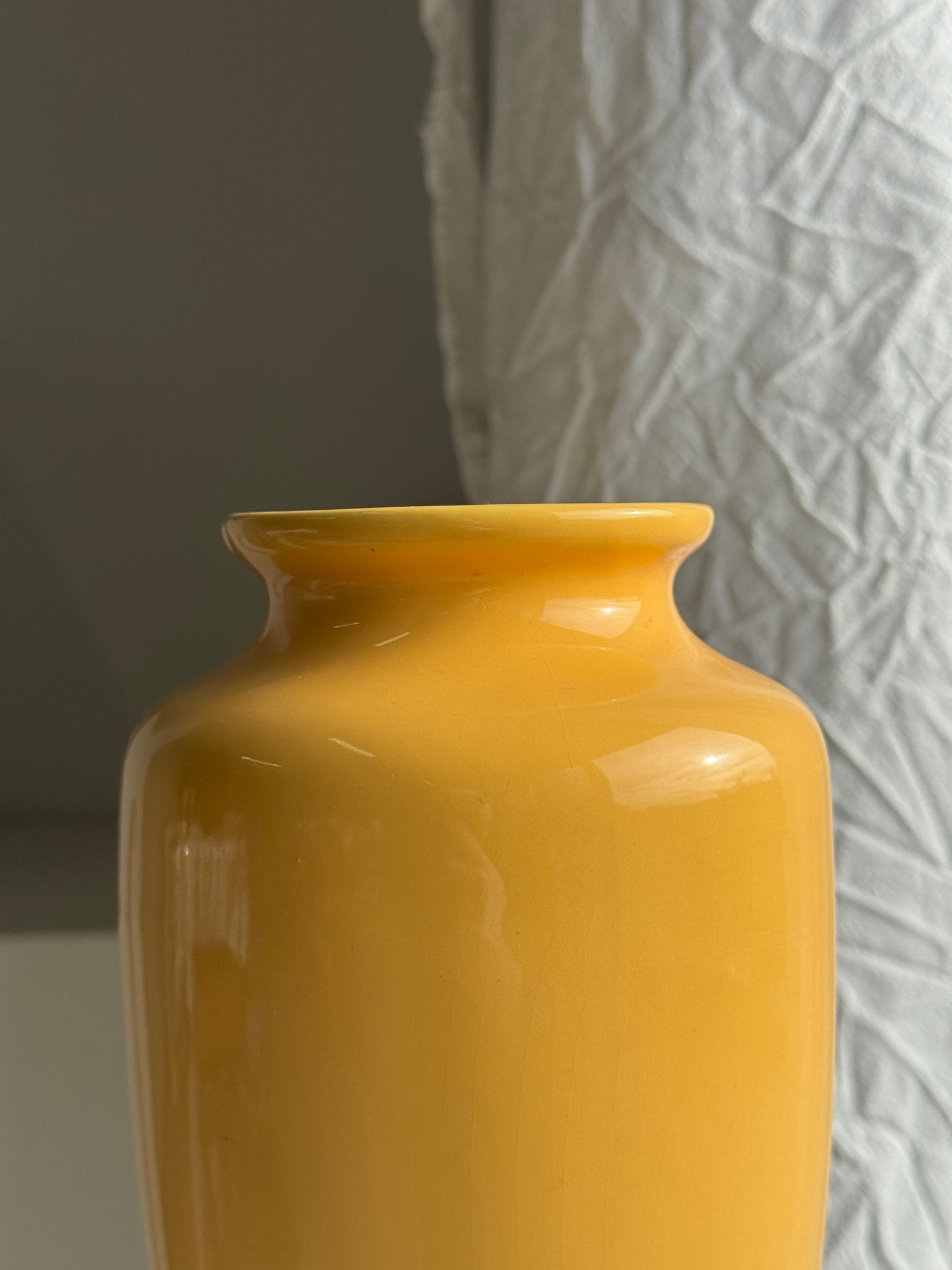 Vase jaune oblong années 90 H26