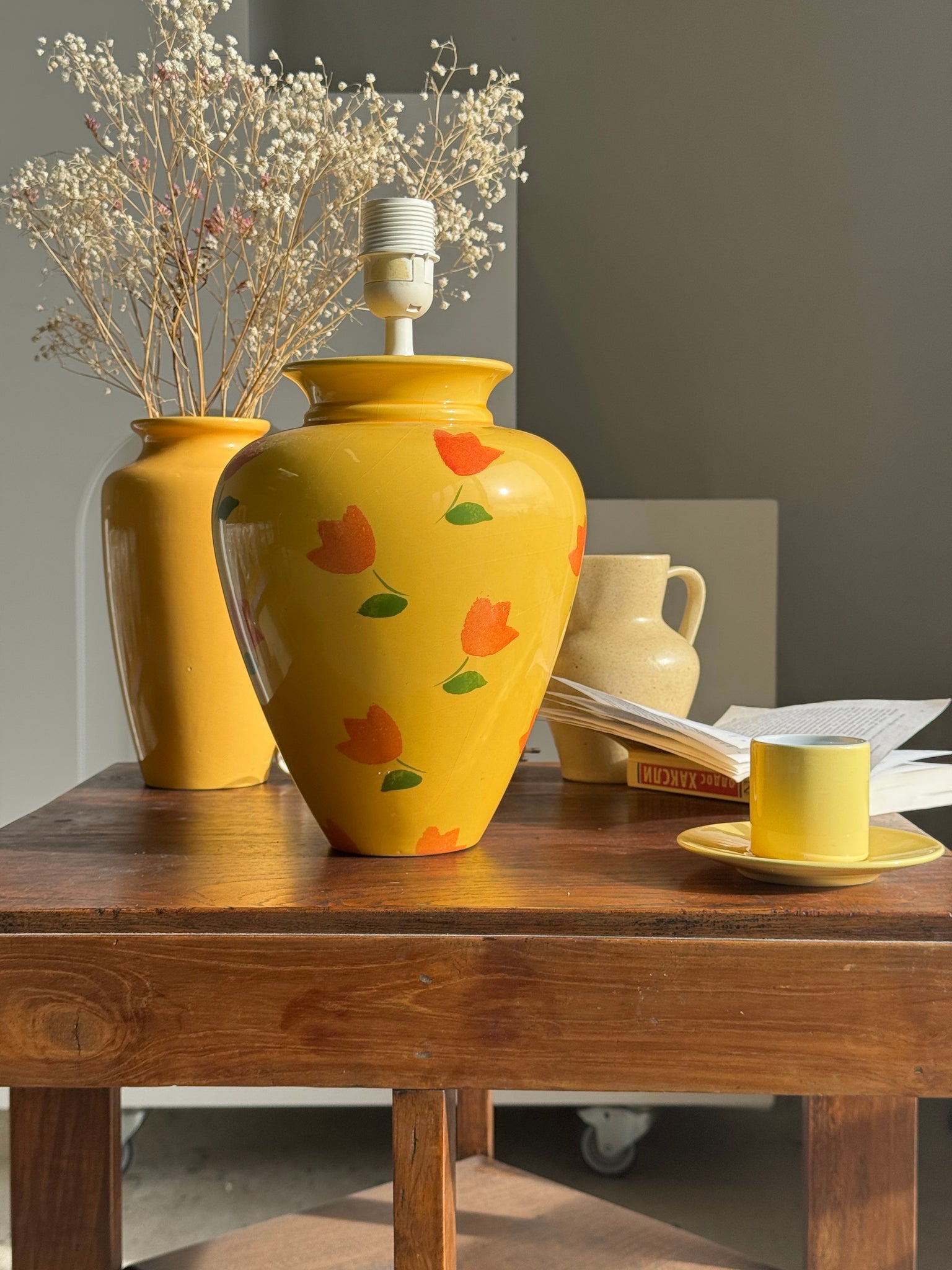 Grand pied de lampe jaune et tulipes oranges H46 D24
