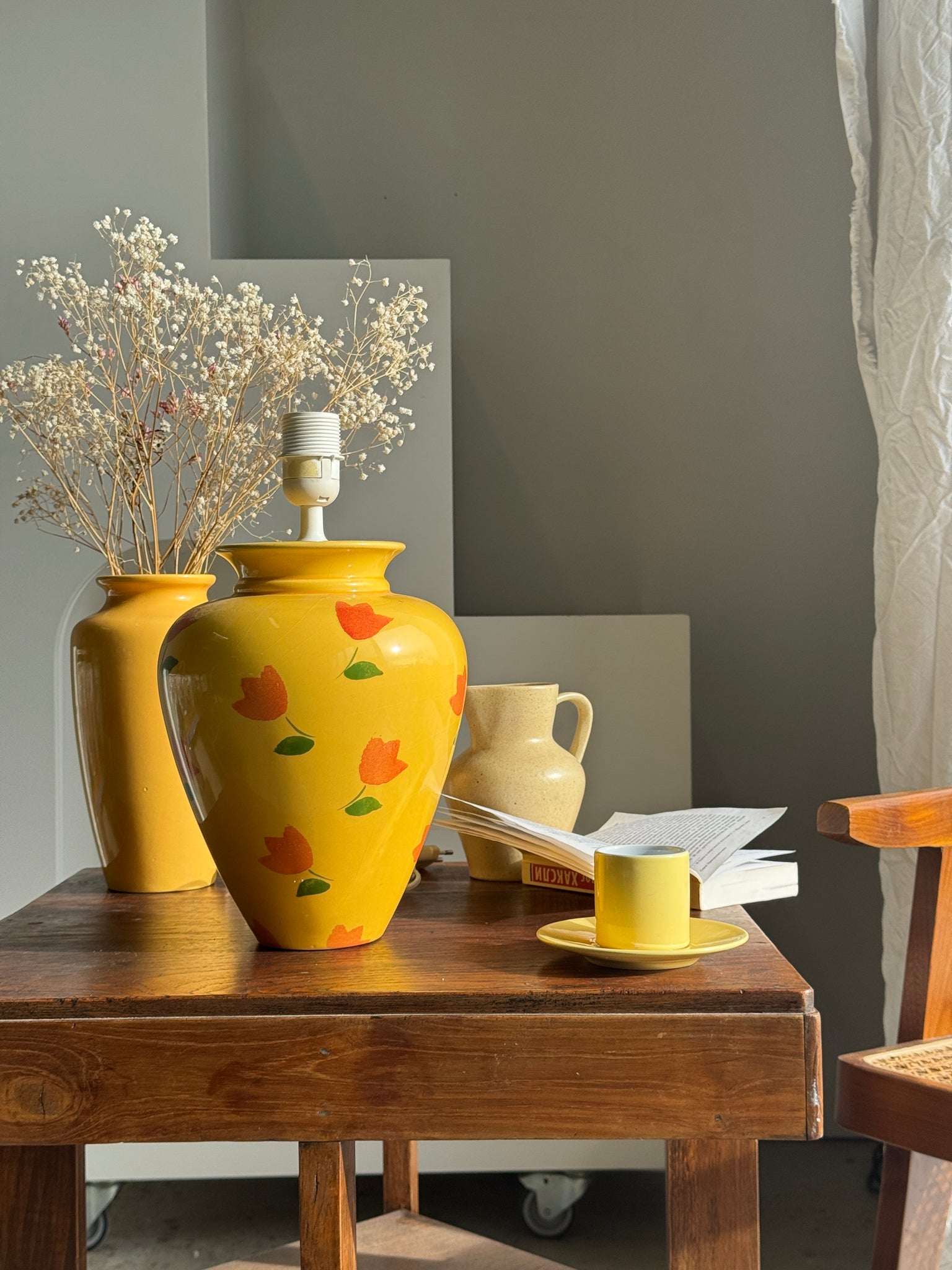 Grand pied de lampe jaune et tulipes oranges H46 D24