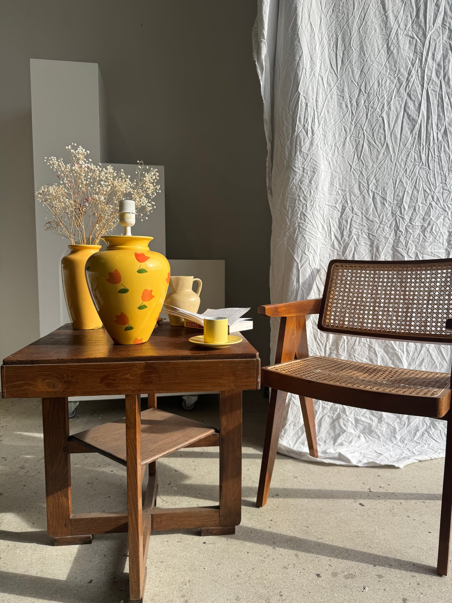 Grand pied de lampe jaune et tulipes oranges H46 D24