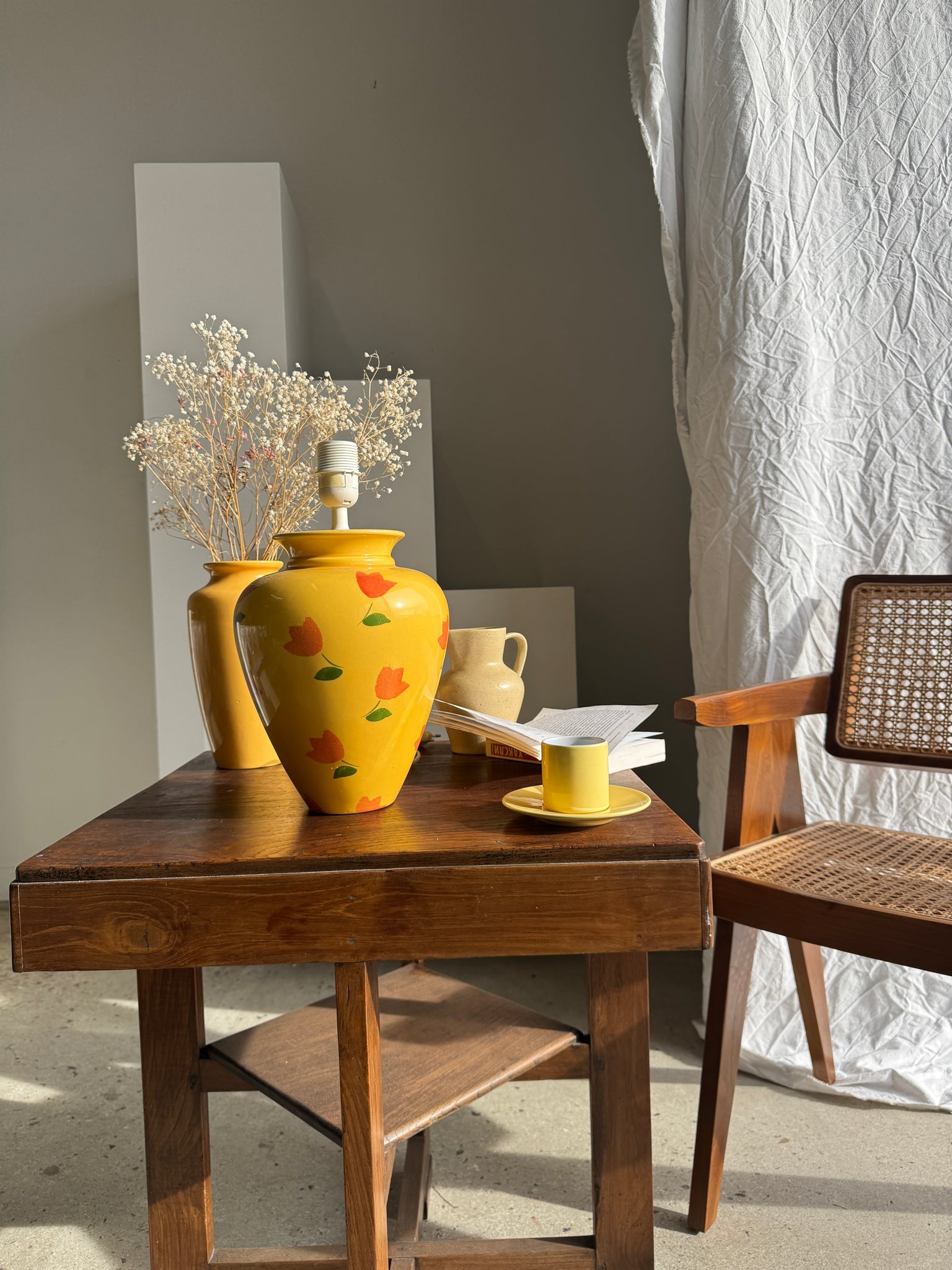 Grand pied de lampe jaune et tulipes oranges H46 D24