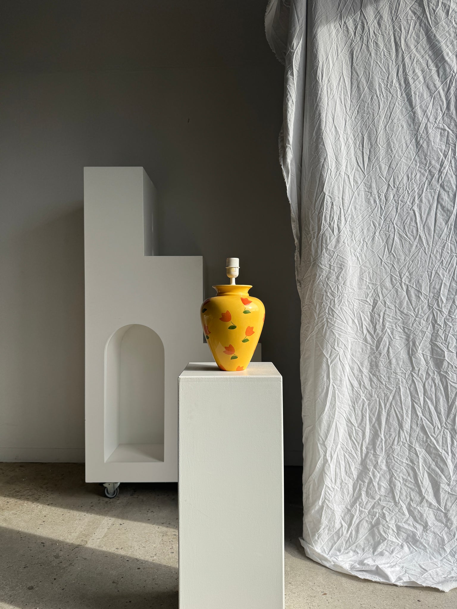 Grand pied de lampe jaune et tulipes oranges H46 D24