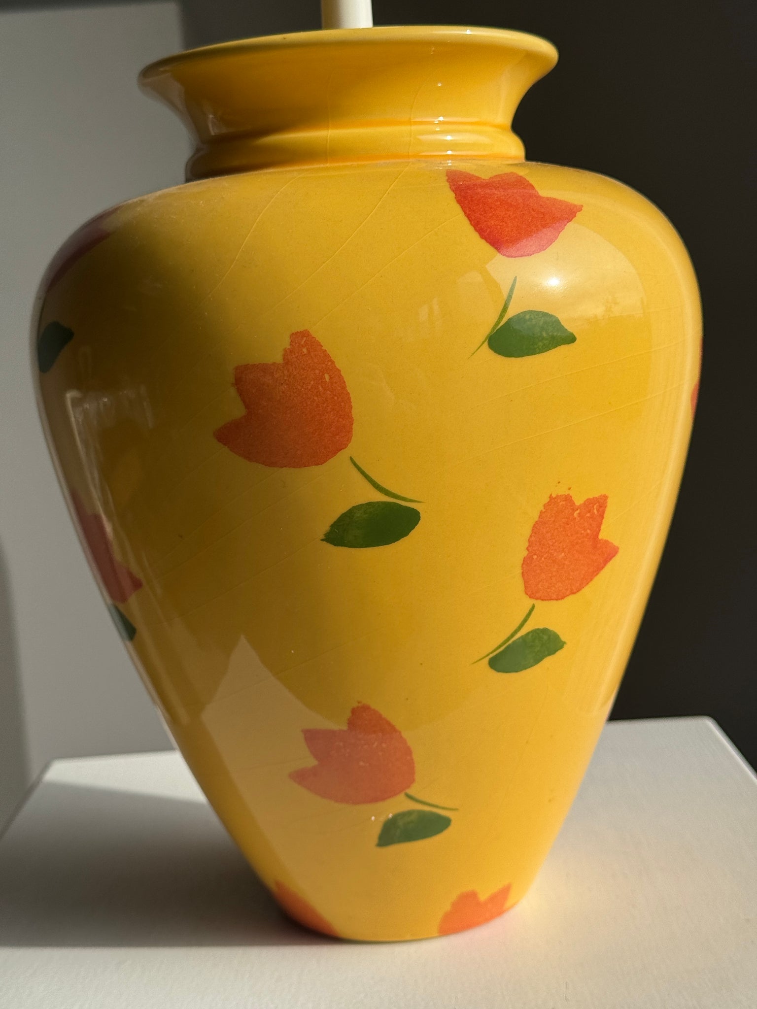 Grand pied de lampe jaune et tulipes oranges H46 D24