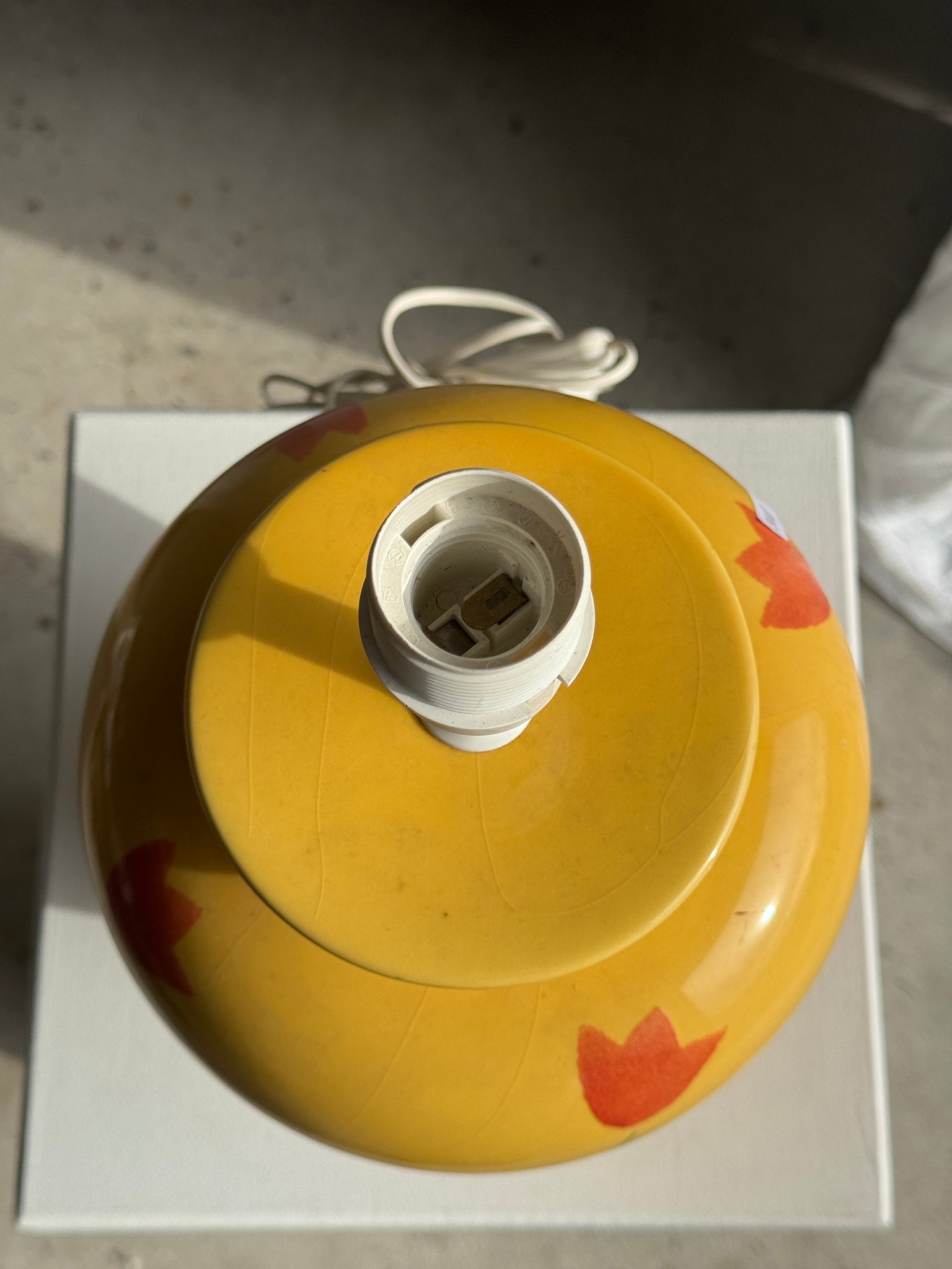 Grand pied de lampe jaune et tulipes oranges H46 D24
