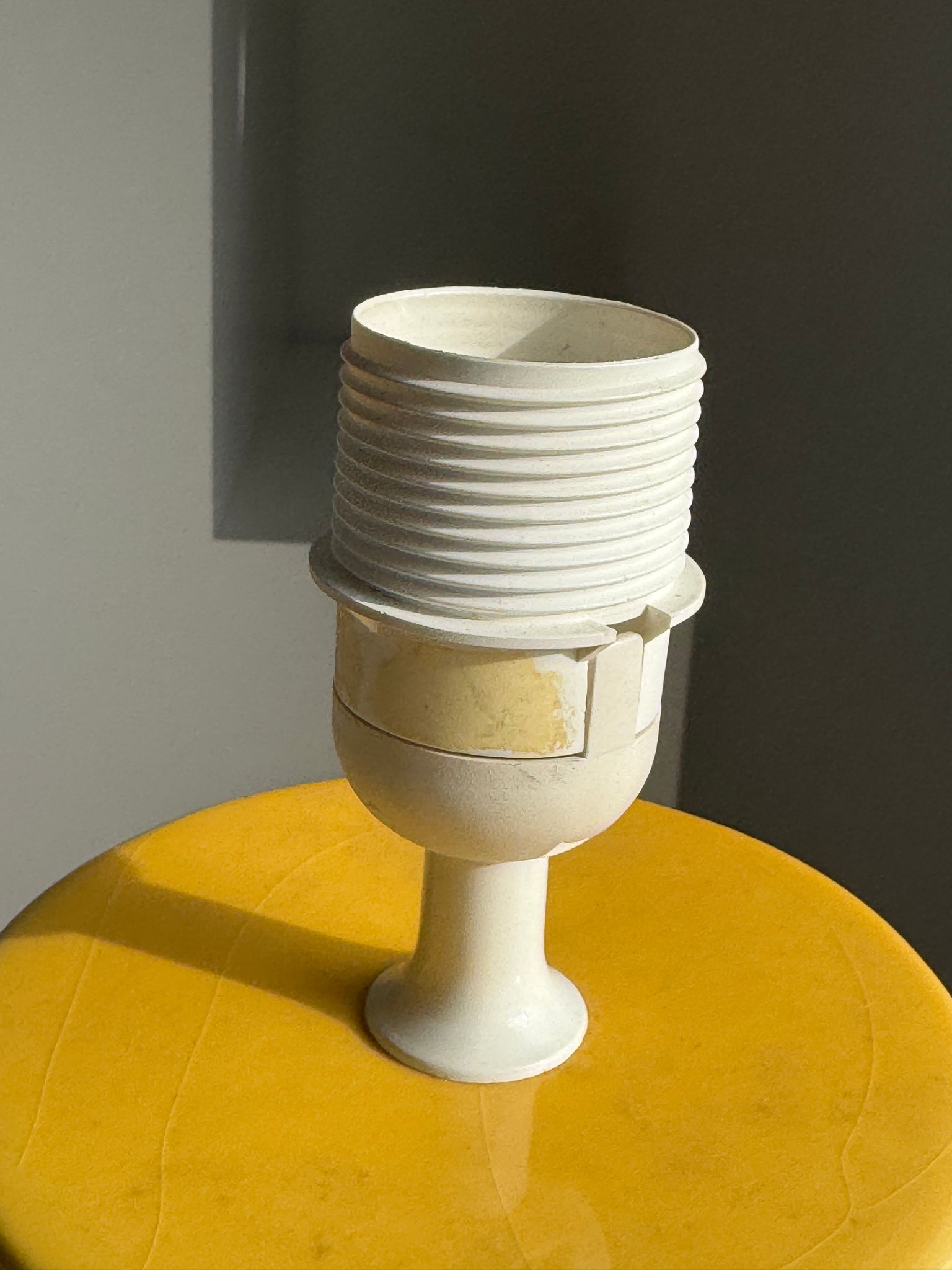 Grand pied de lampe jaune et tulipes oranges H46 D24