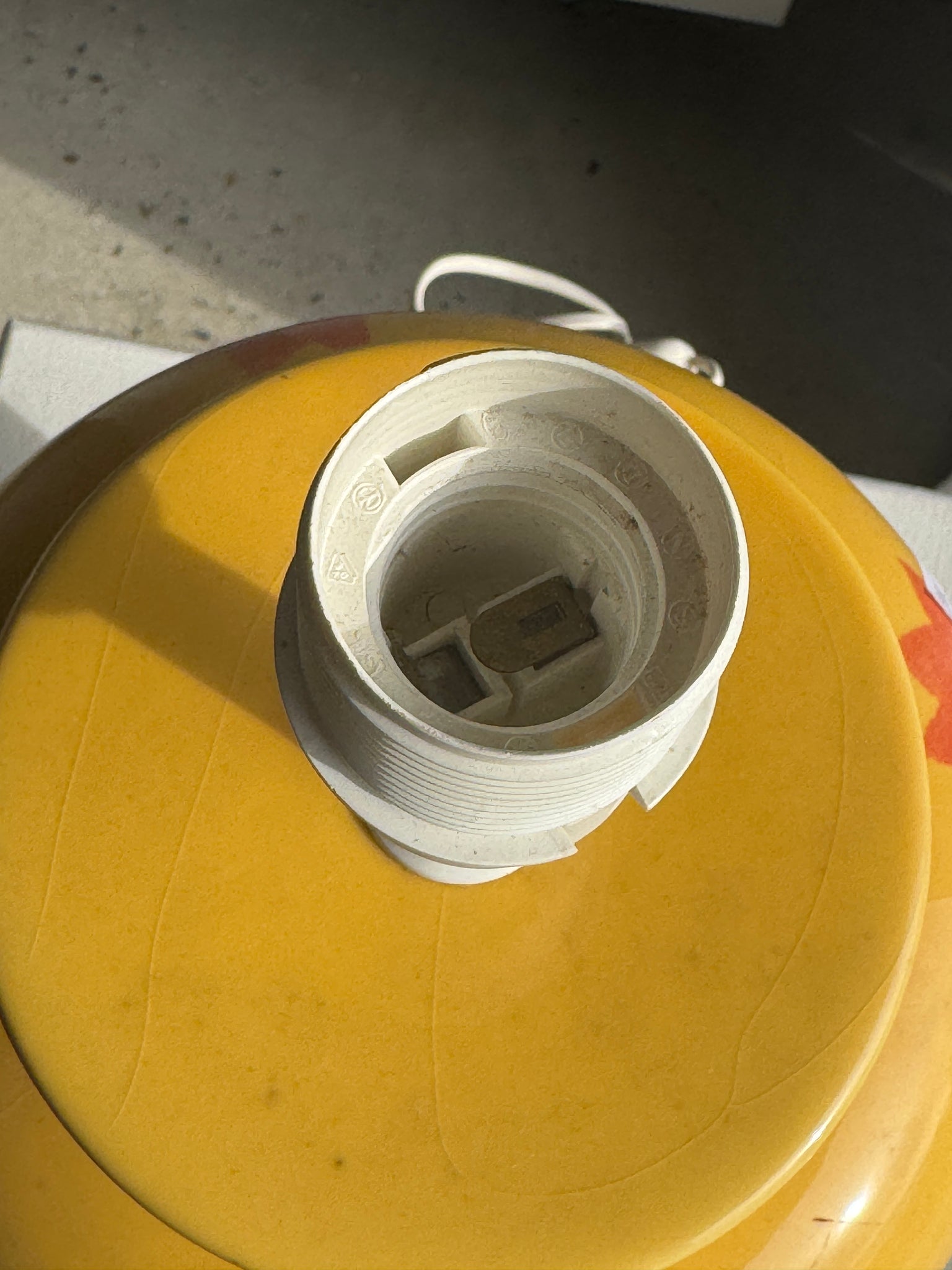 Grand pied de lampe jaune et tulipes oranges H46 D24