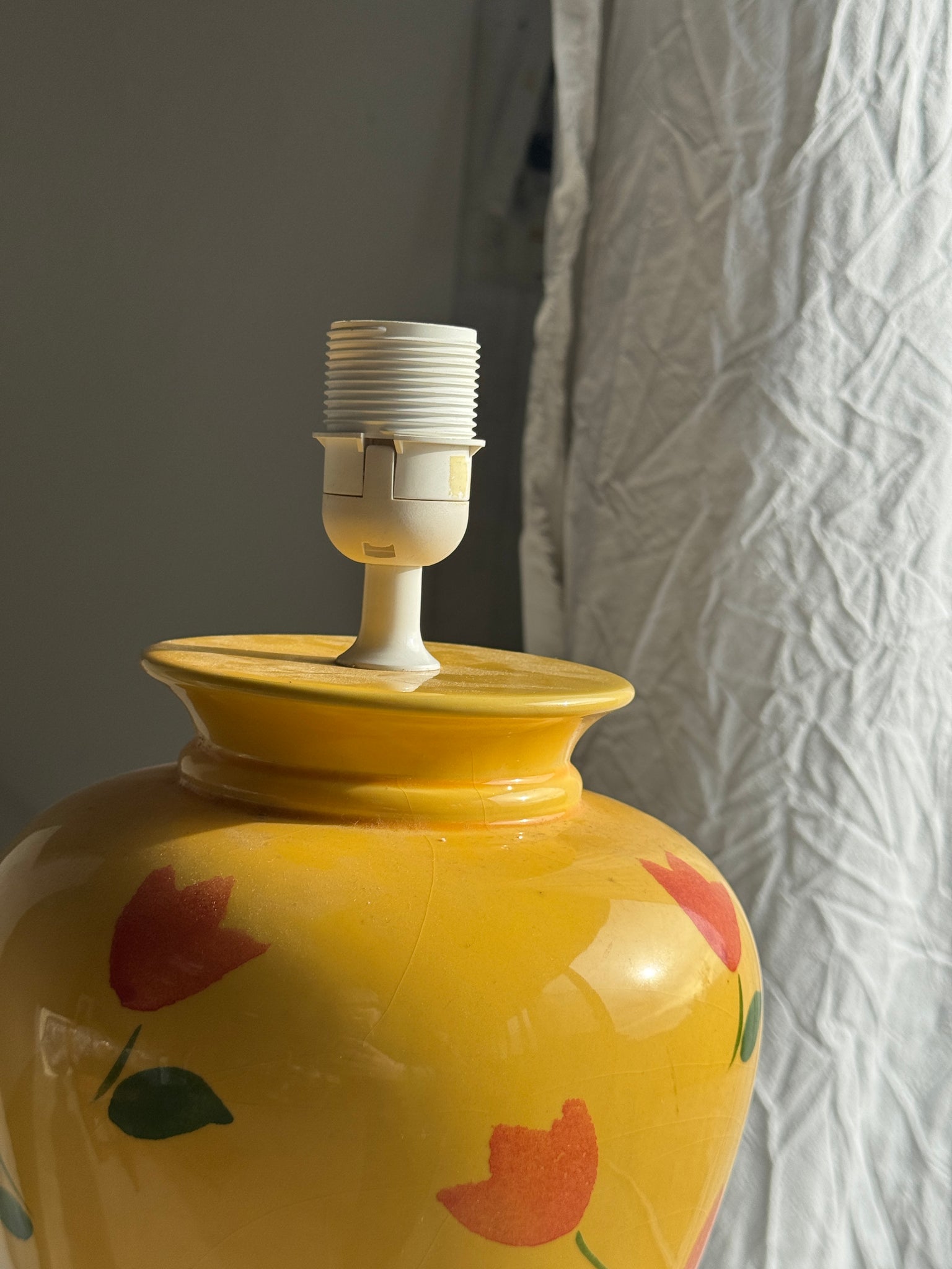 Grand pied de lampe jaune et tulipes oranges H46 D24