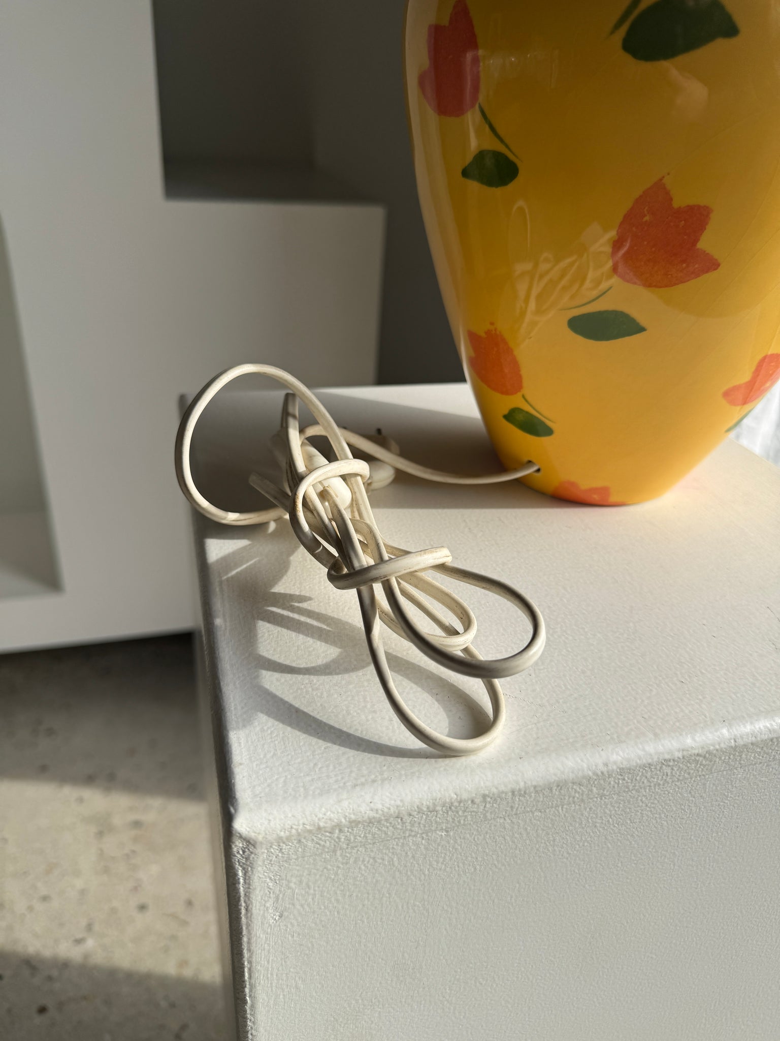 Grand pied de lampe jaune et tulipes oranges H46 D24