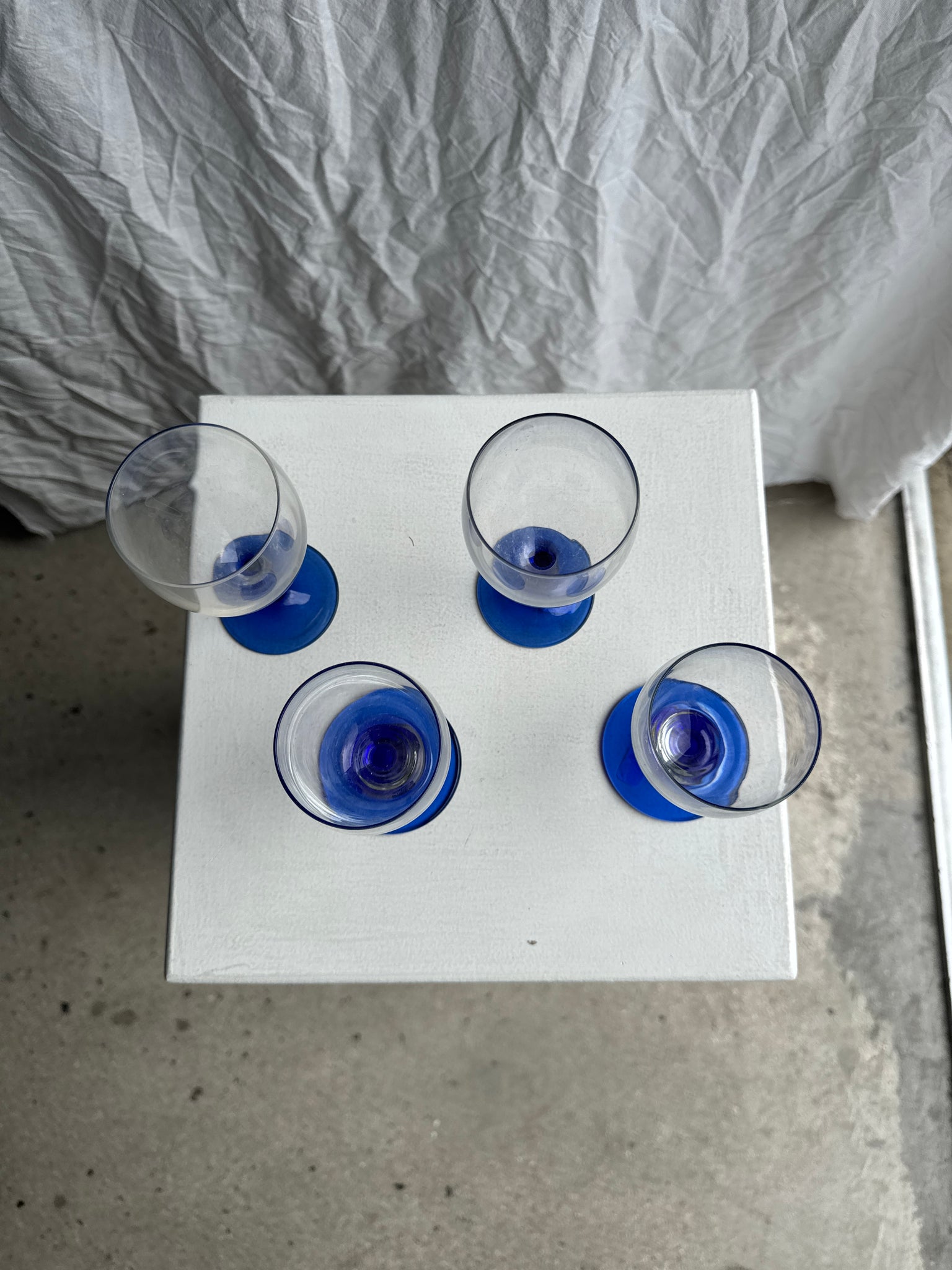 Réunion de 2 petites verres à pied bleu roi long et 2 petites verres à pied boule vintage