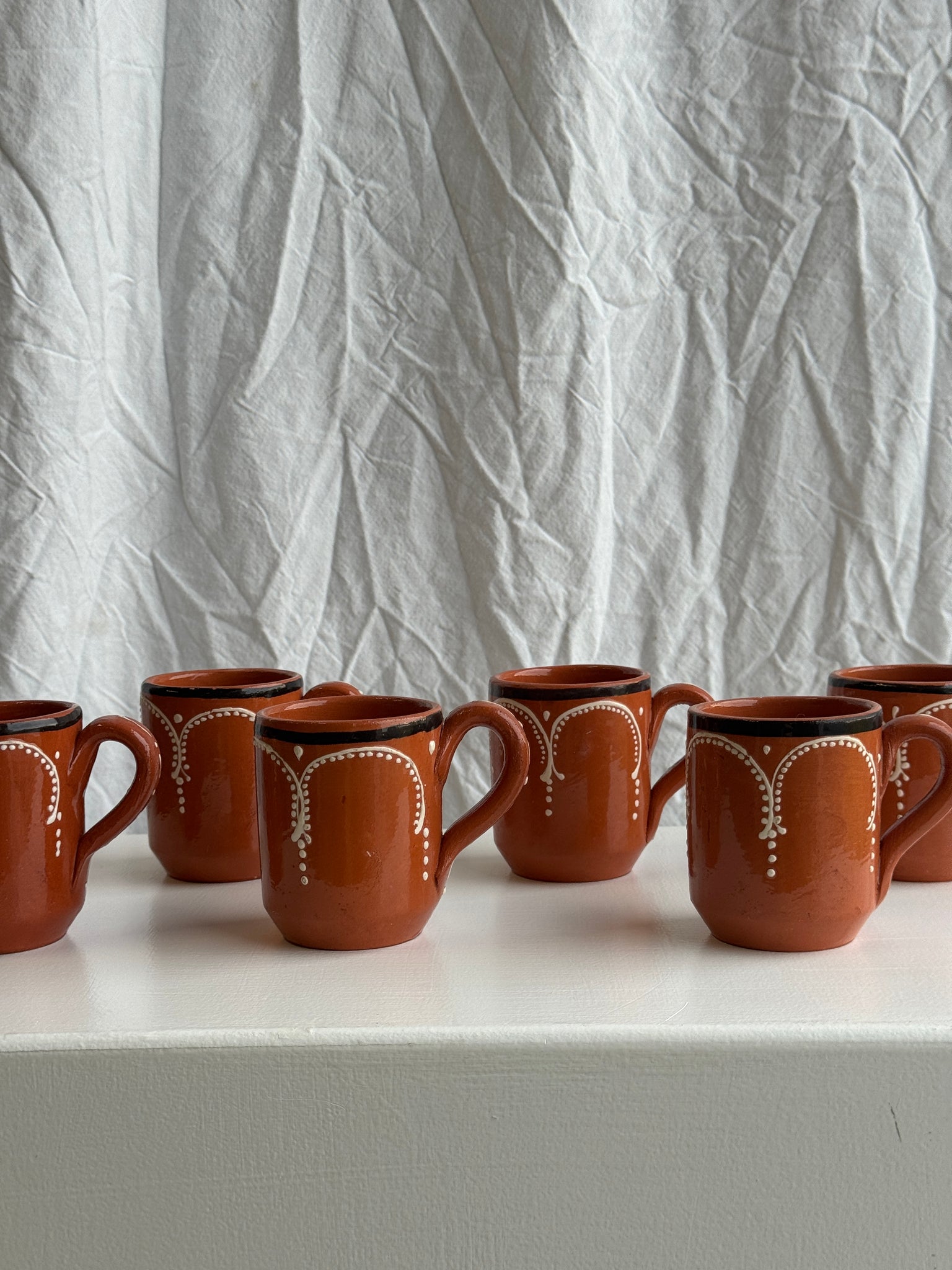 Lot de 6 tasses marron à motifs géométriques blanc et noir