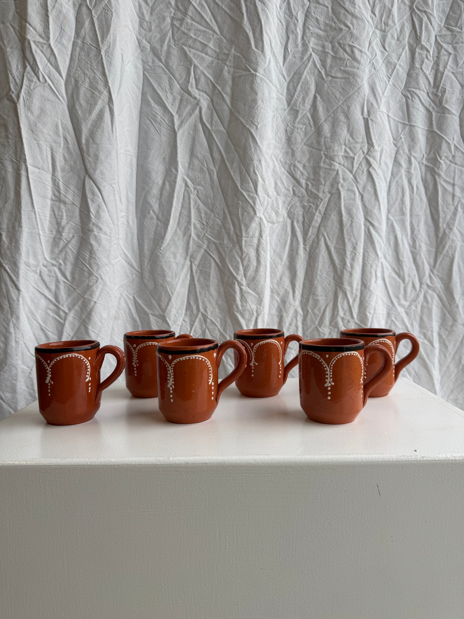 Lot de 6 tasses marron à motifs géométriques blanc et noir