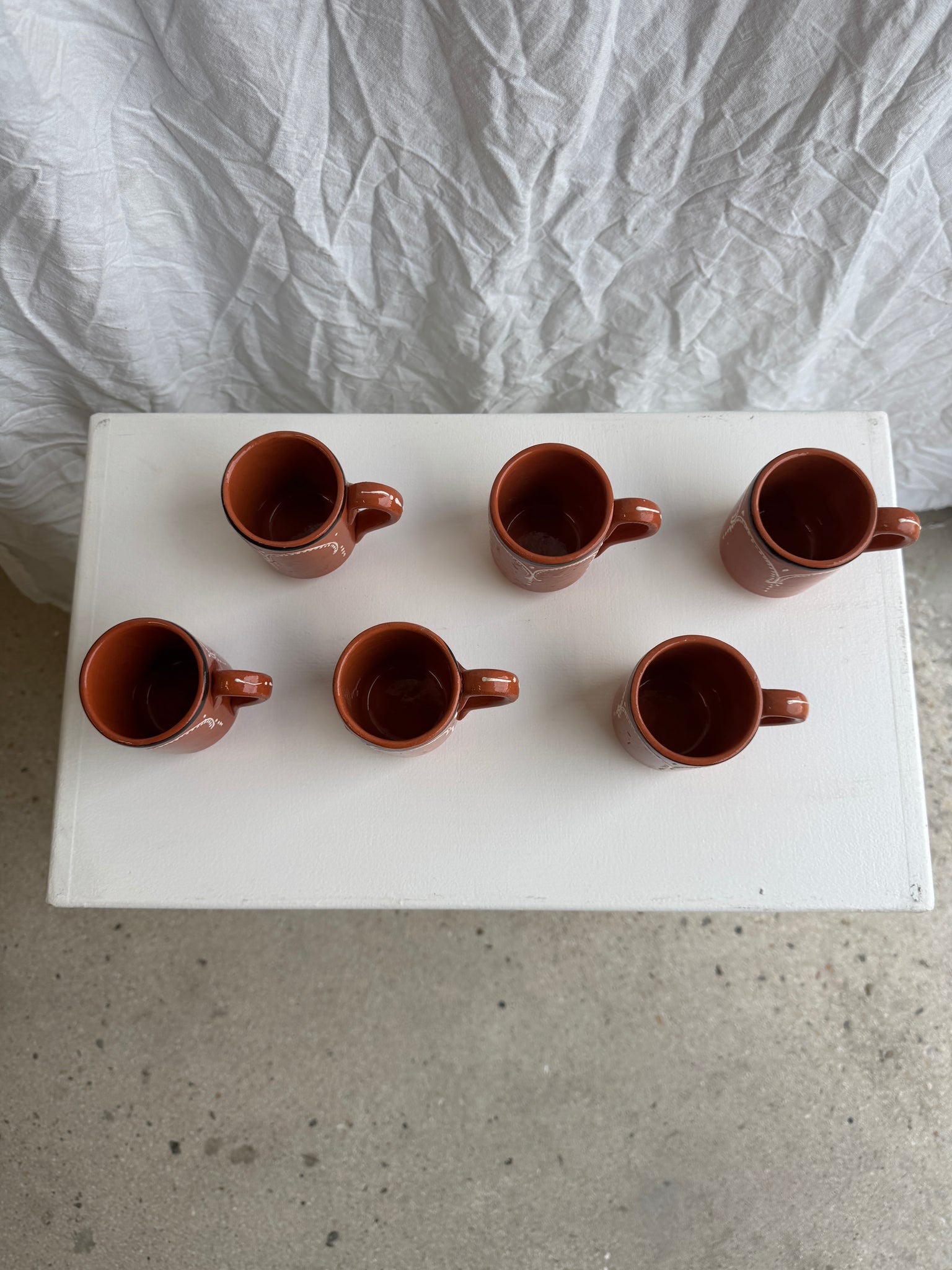 Lot de 6 tasses marron à motifs géométriques blanc et noir