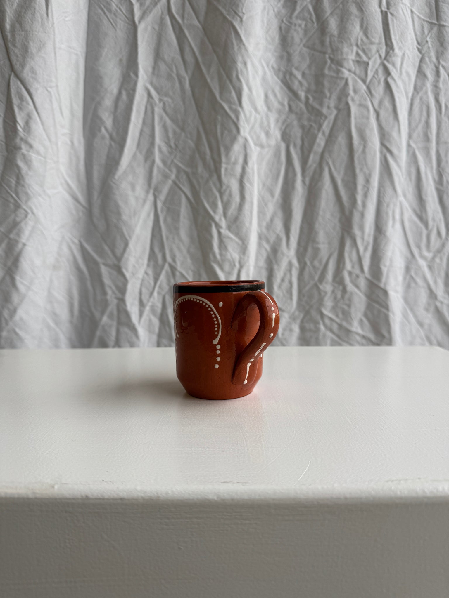 Lot de 6 tasses marron à motifs géométriques blanc et noir