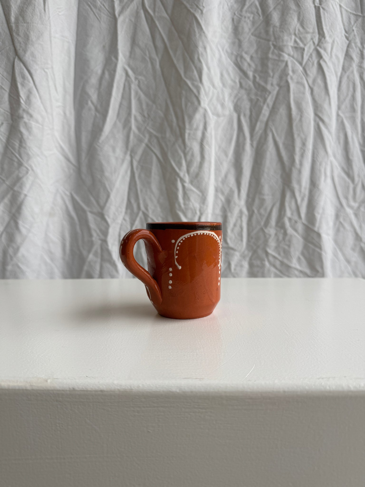 Lot de 6 tasses marron à motifs géométriques blanc et noir