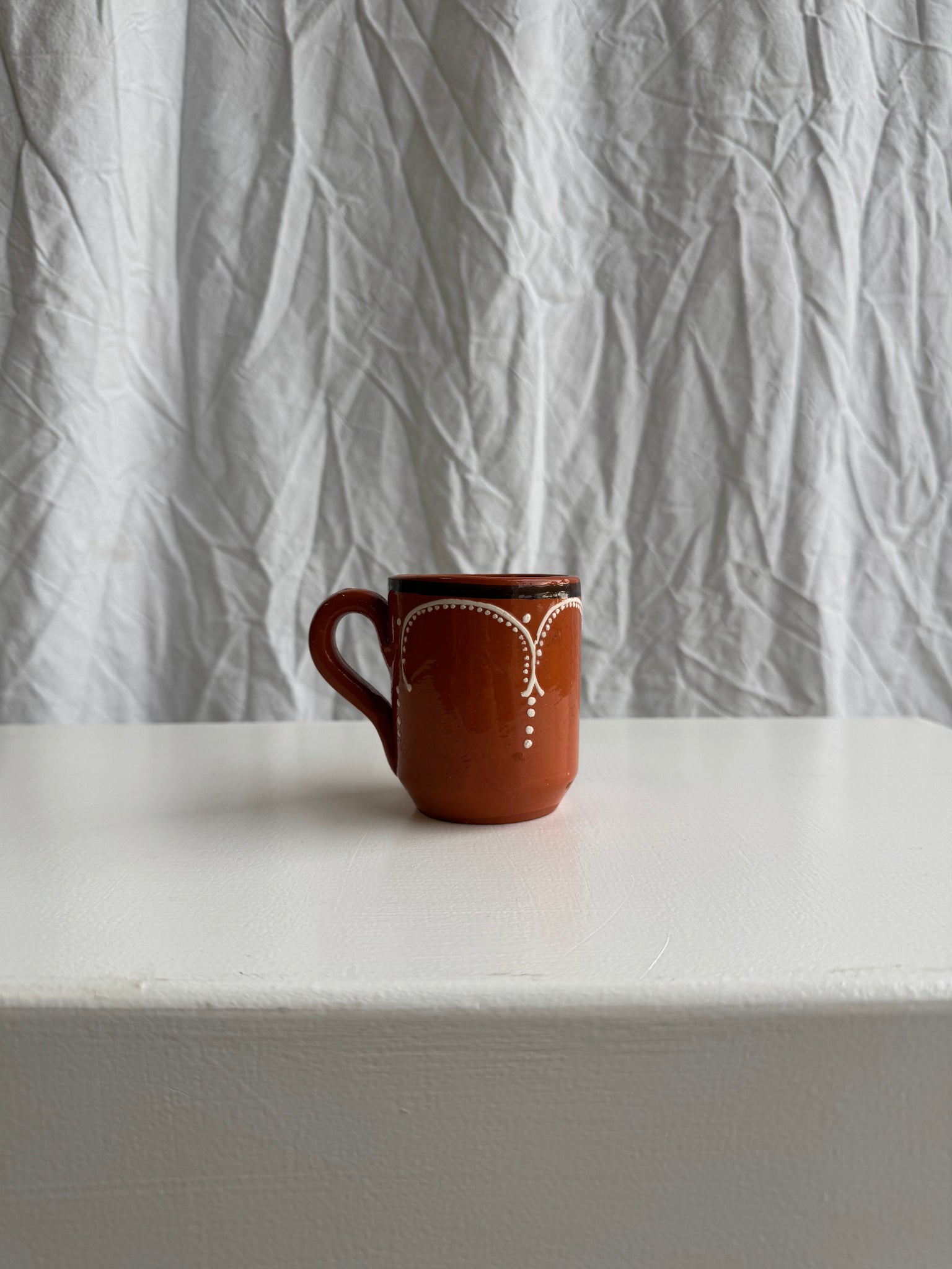 Lot de 6 tasses marron à motifs géométriques blanc et noir