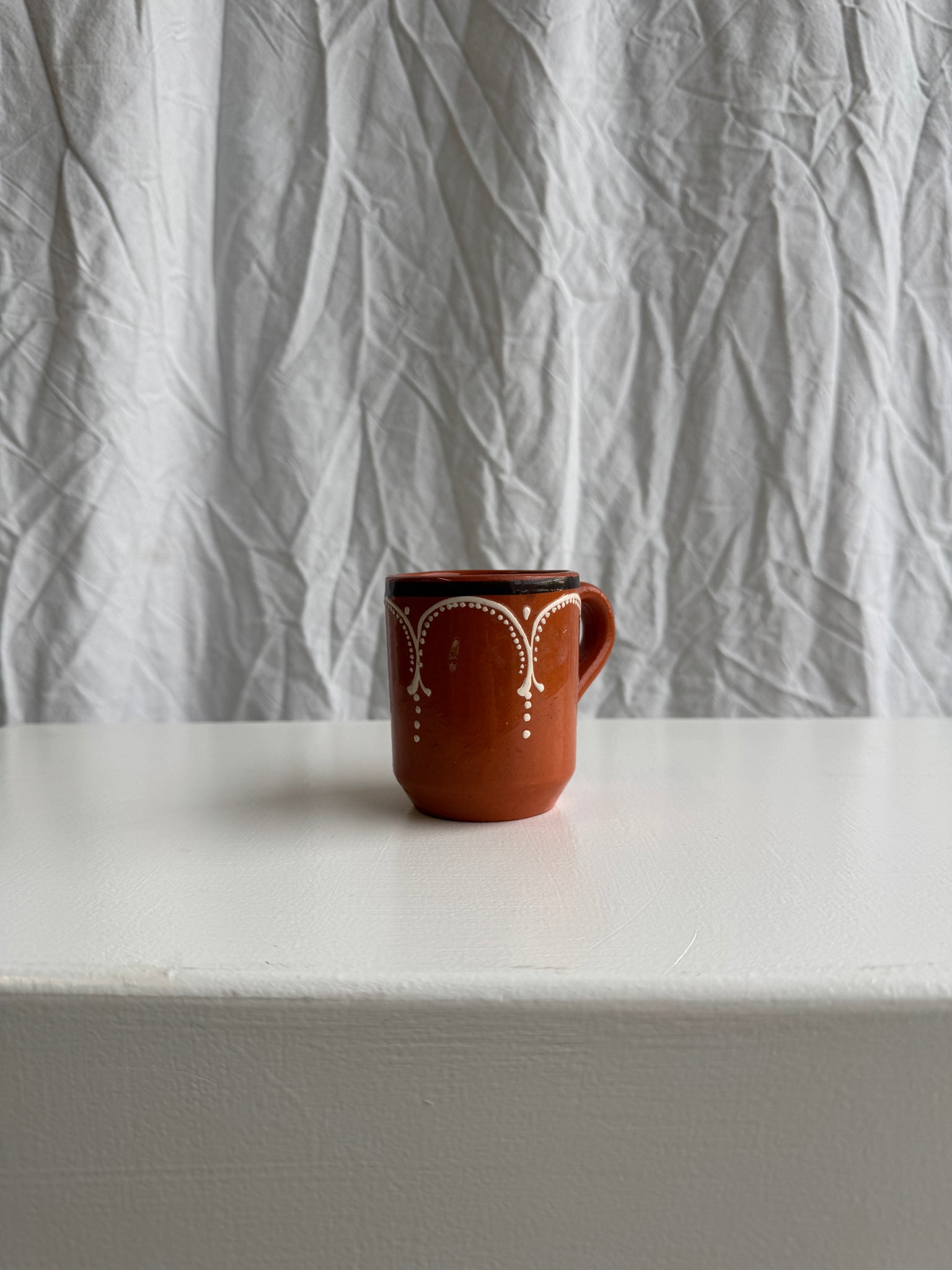 Lot de 6 tasses marron à motifs géométriques blanc et noir