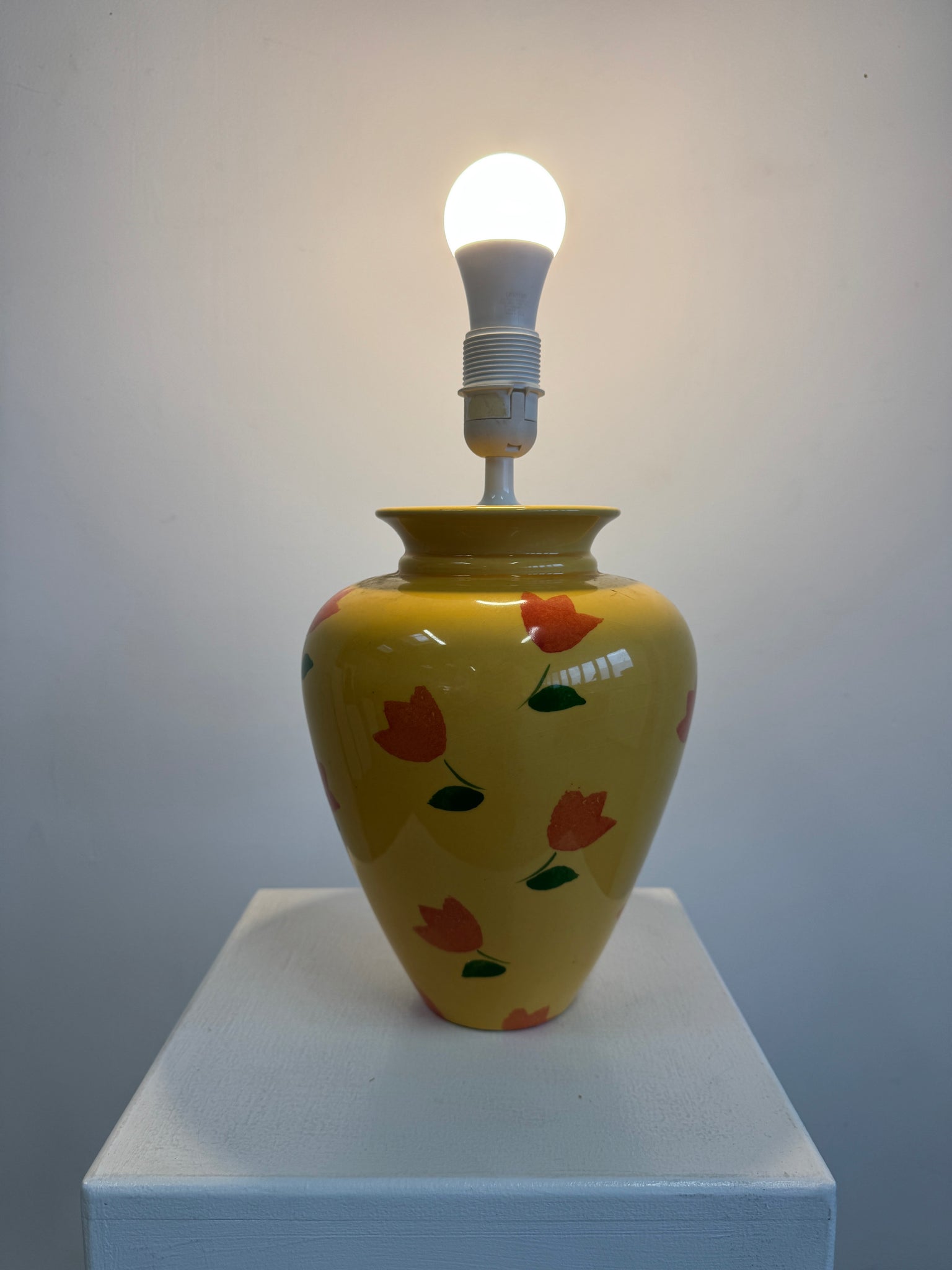 Grand pied de lampe jaune et tulipes oranges H46 D24