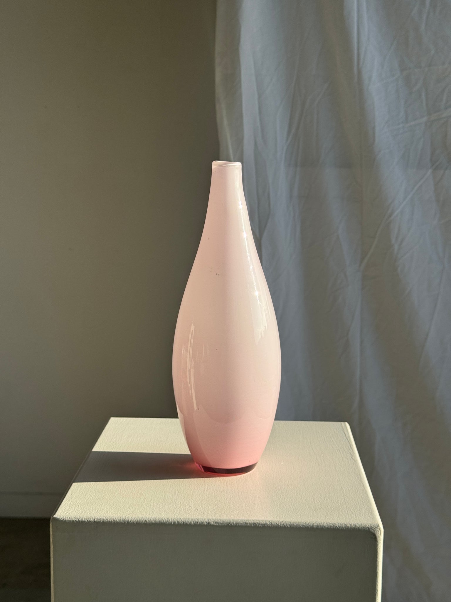 Vase rose soliflore en verre opaque moderne H32