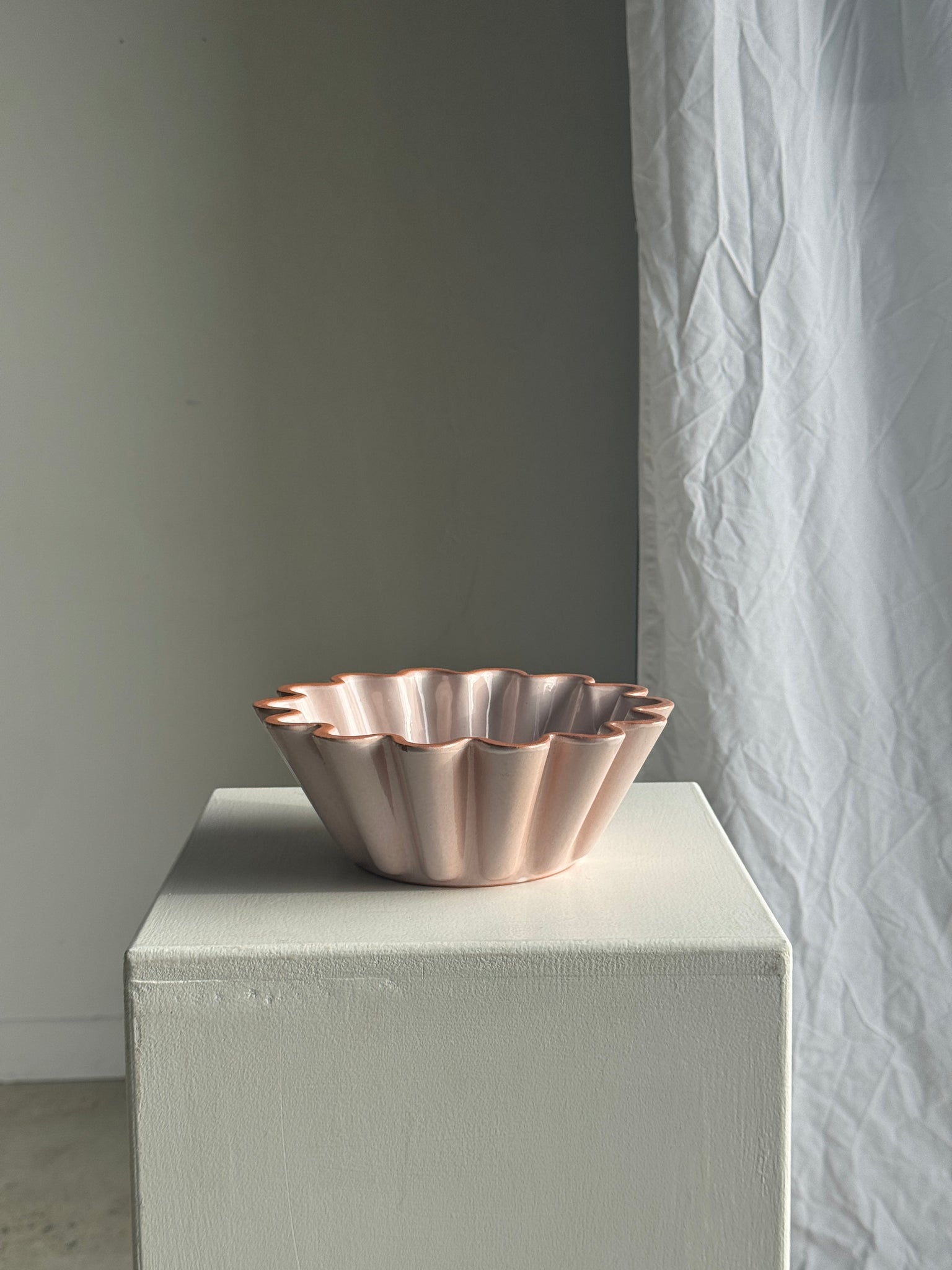 Plat à brioche Emile Henry en grès rose D22