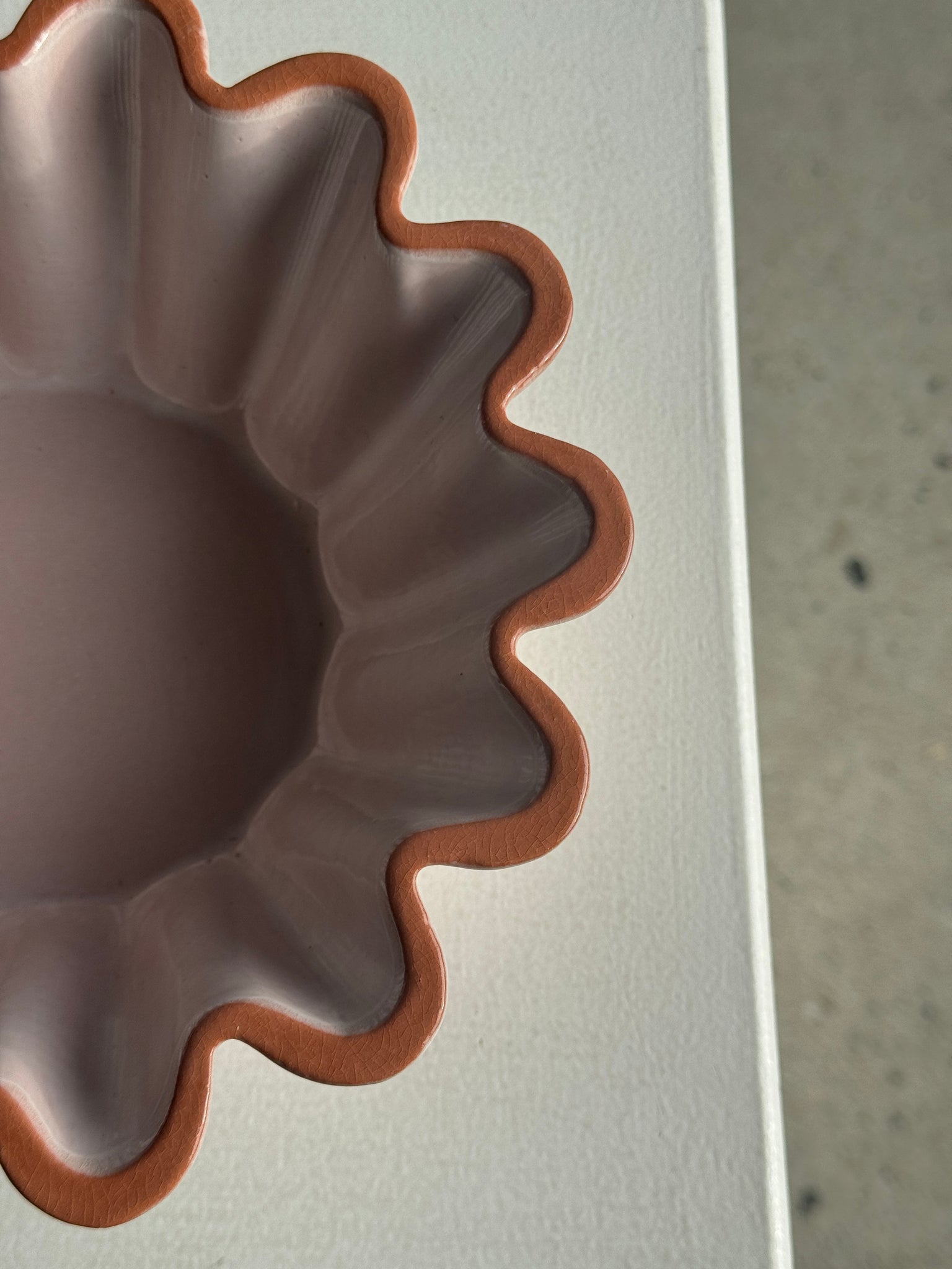 Plat à brioche Emile Henry en grès rose D22