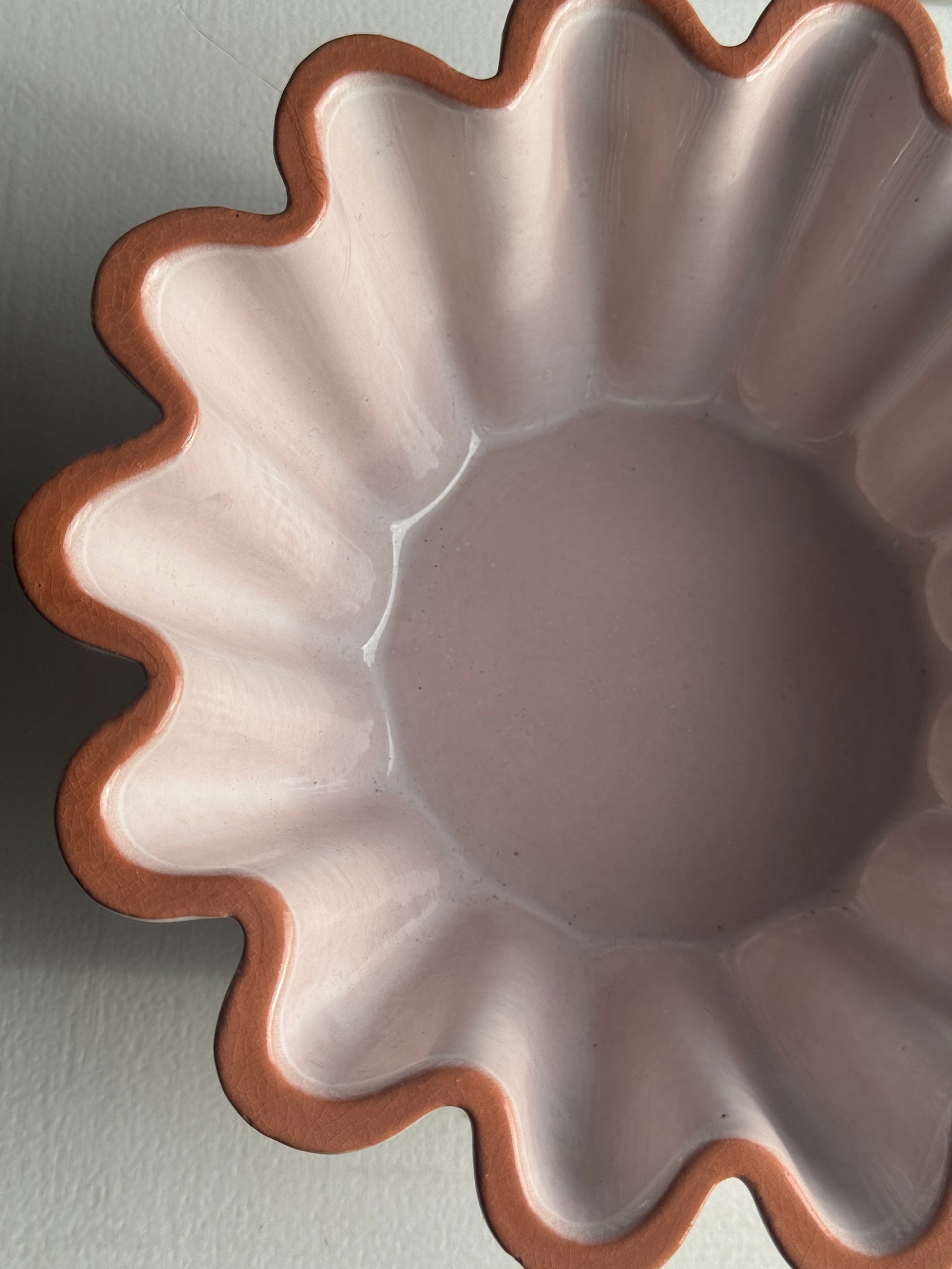 Plat à brioche Emile Henry en grès rose D22