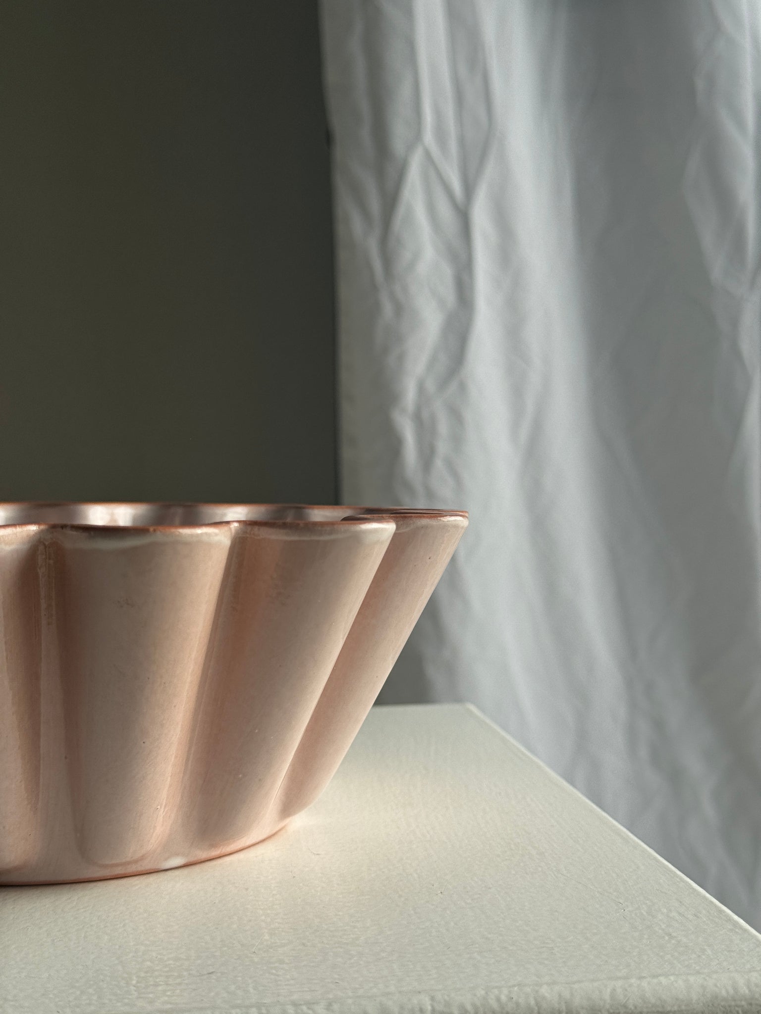 Plat à brioche Emile Henry en grès rose D22