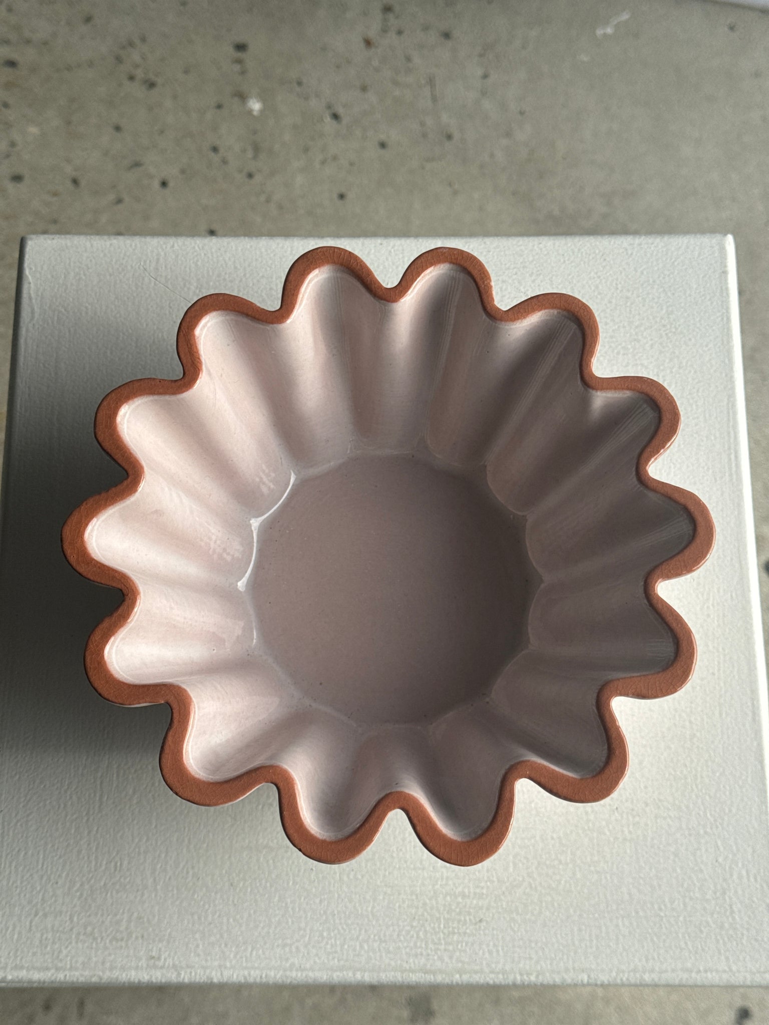 Plat à brioche Emile Henry en grès rose D22