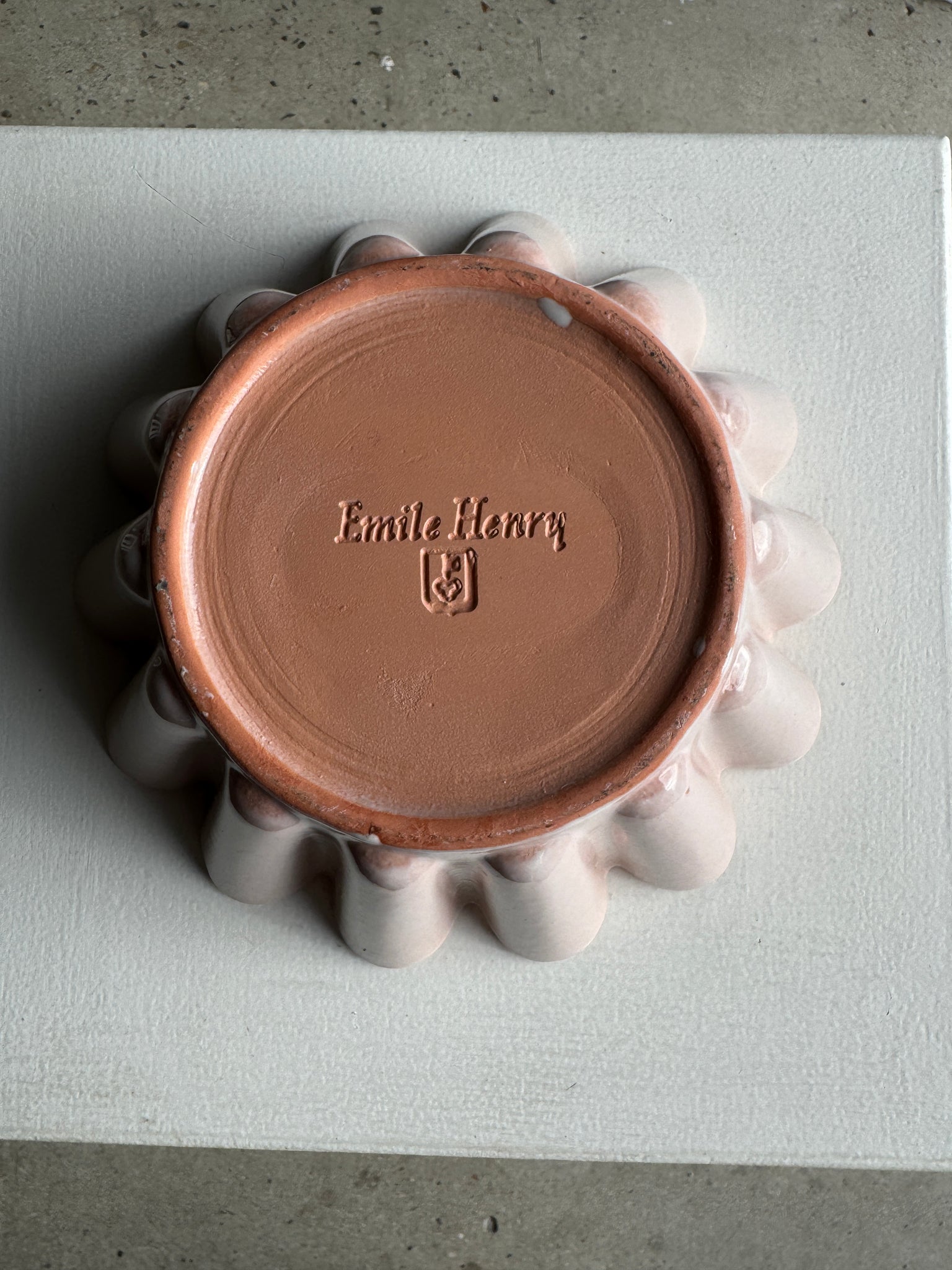 Plat à brioche Emile Henry en grès rose D22