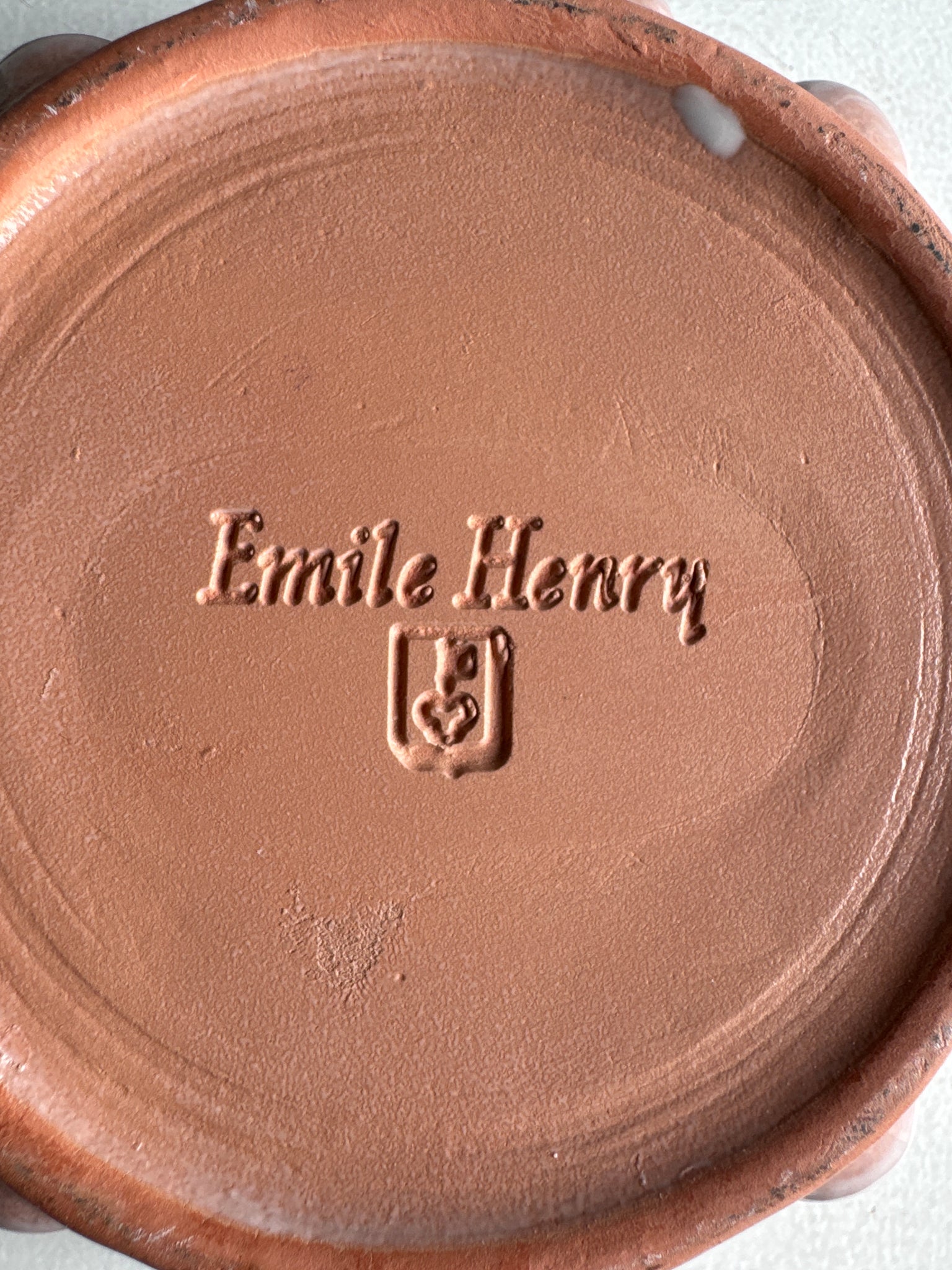 Plat à brioche Emile Henry en grès rose D22