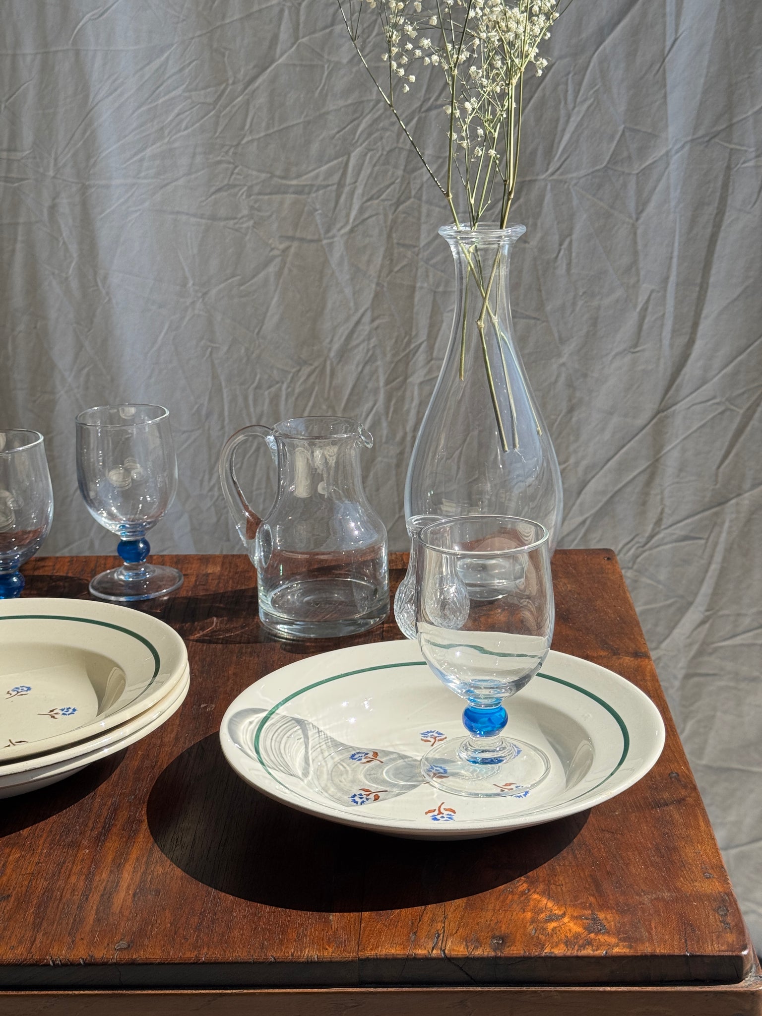 Lot de 8 assiettes + 3 plats vintage en faïence liseré vert et motifs de fleurs stylisées bleues et vertes