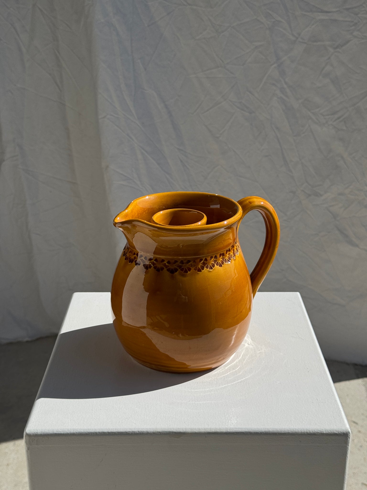 Pichet à rosé à compartiment à glaçon en céramique jaune foncé à frise de fleurs stylisées