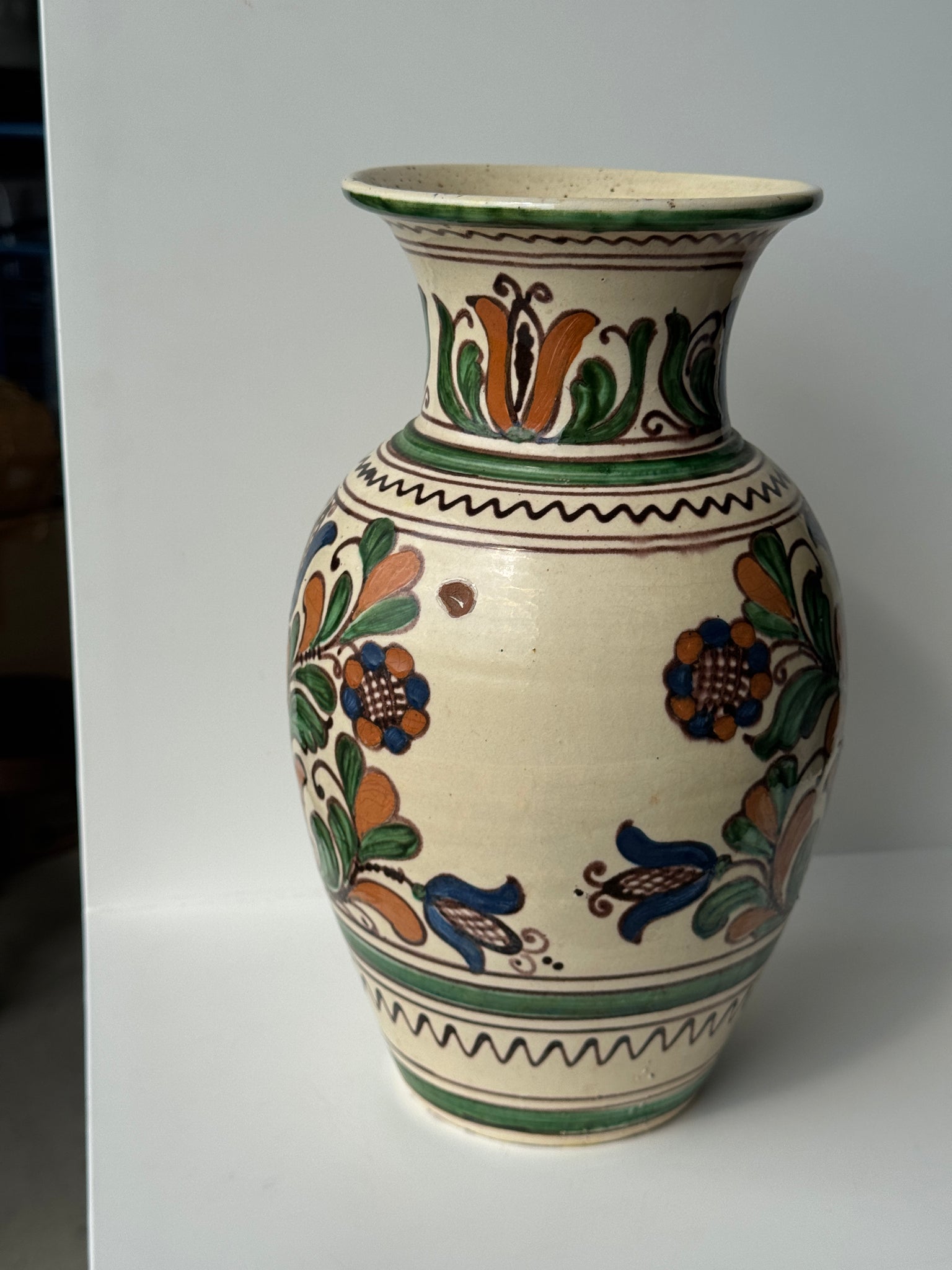 Grand vase provençal fond beige décor vert, bleu et brun de végétaux stylisés et frises géométriques H31