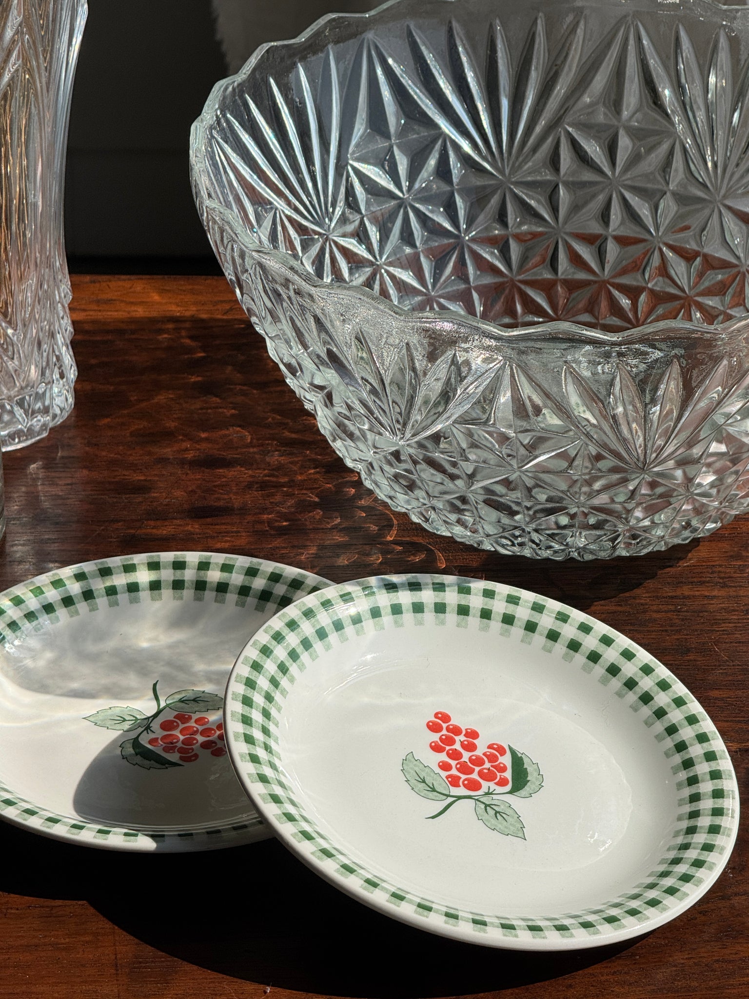 Lot de 2 assiettes creuses à motif d'artichaut et 2 assiettes à dessert à motif de raisin et frise de tartan vert vintage England