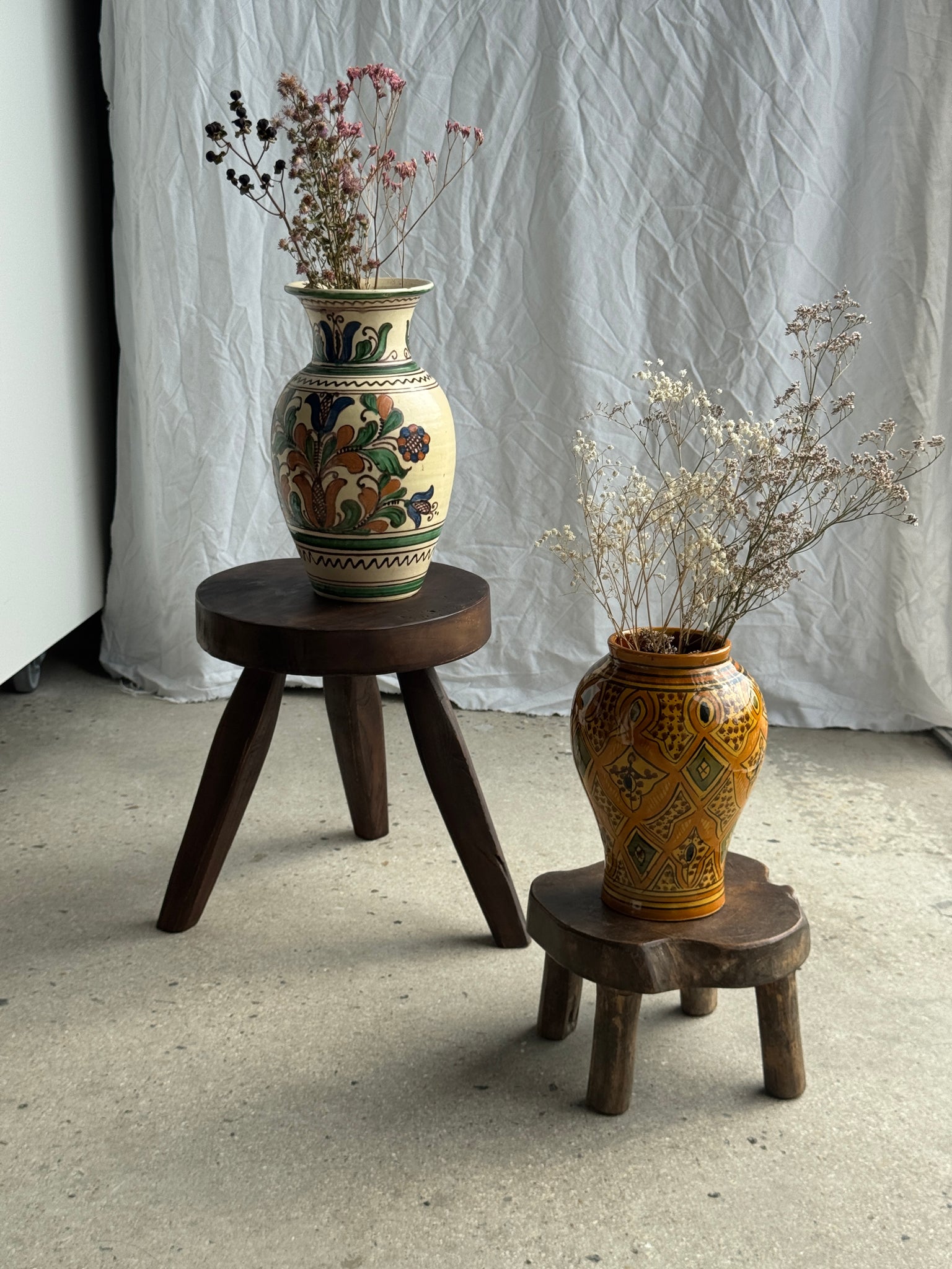 Grand vase provençal fond beige décor vert, bleu et brun de végétaux stylisés et frises géométriques H31