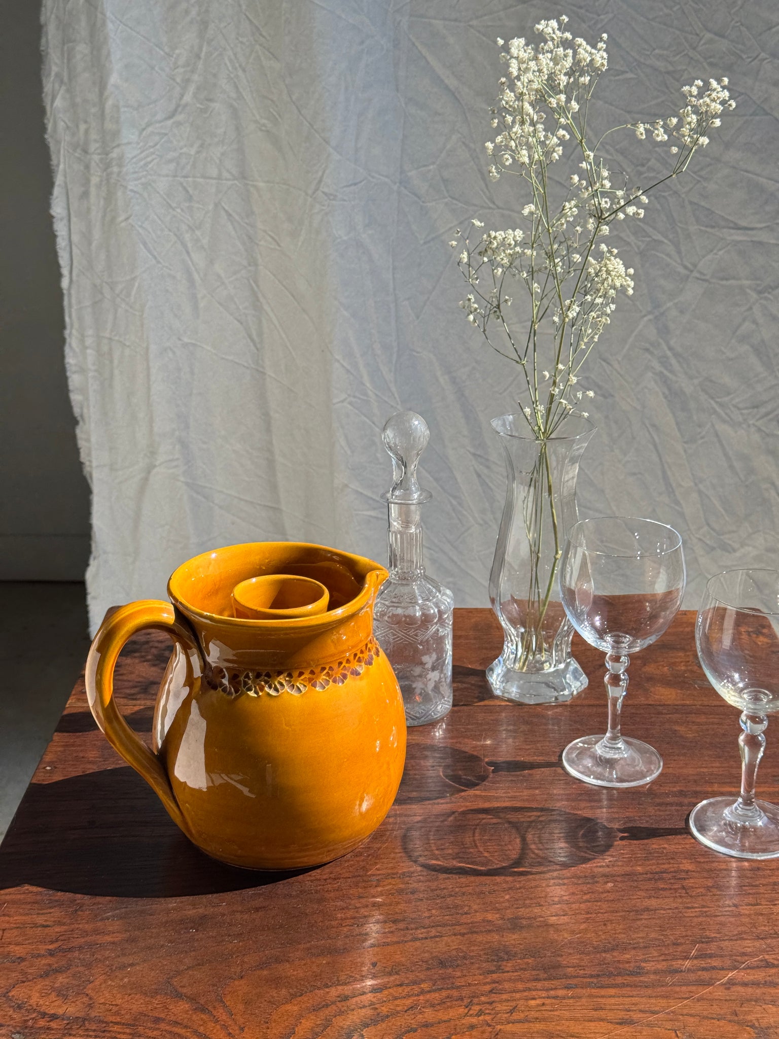 Pichet à rosé à compartiment à glaçon en céramique jaune foncé à frise de fleurs stylisées