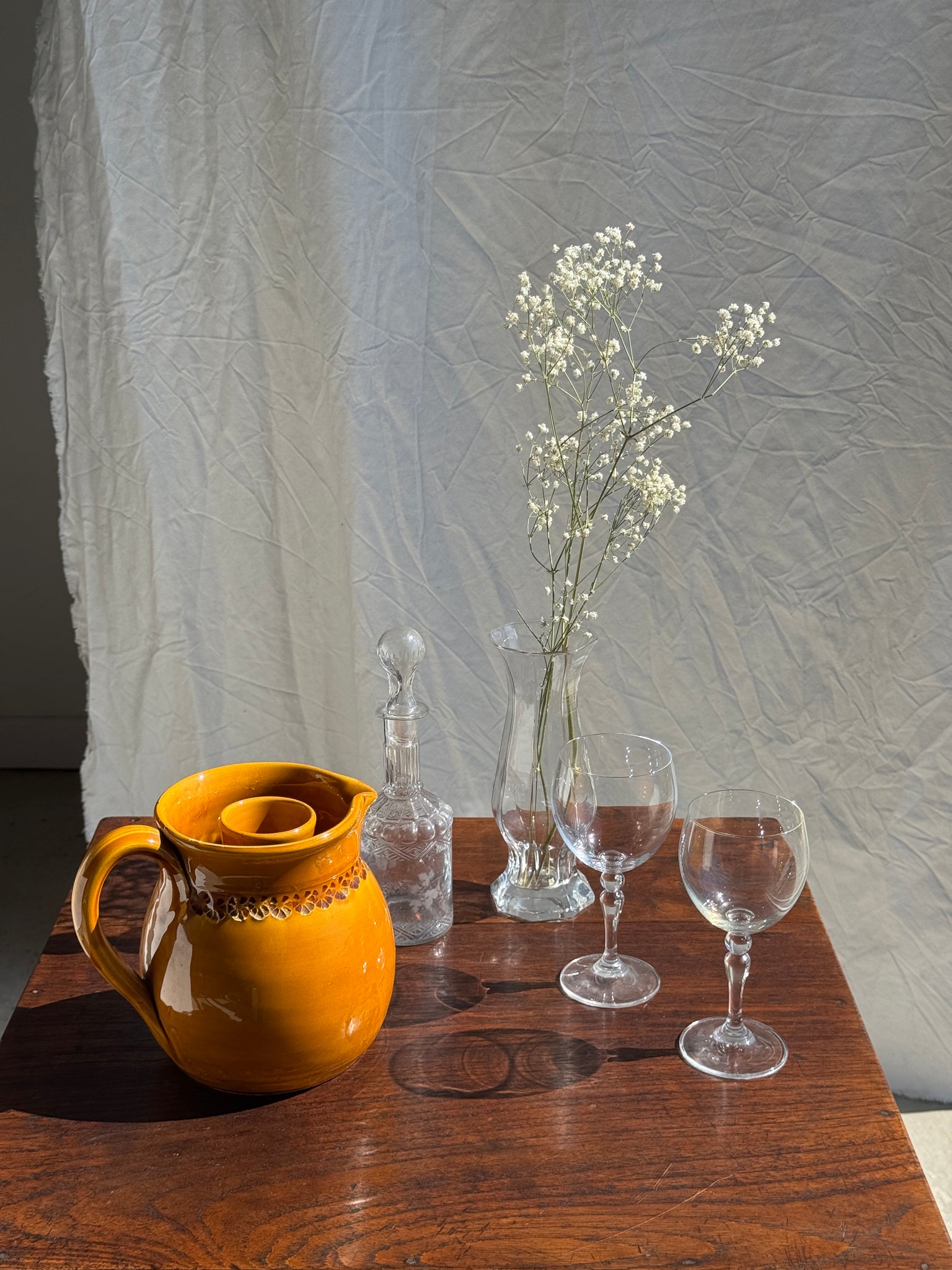 Pichet à rosé à compartiment à glaçon en céramique jaune foncé à frise de fleurs stylisées