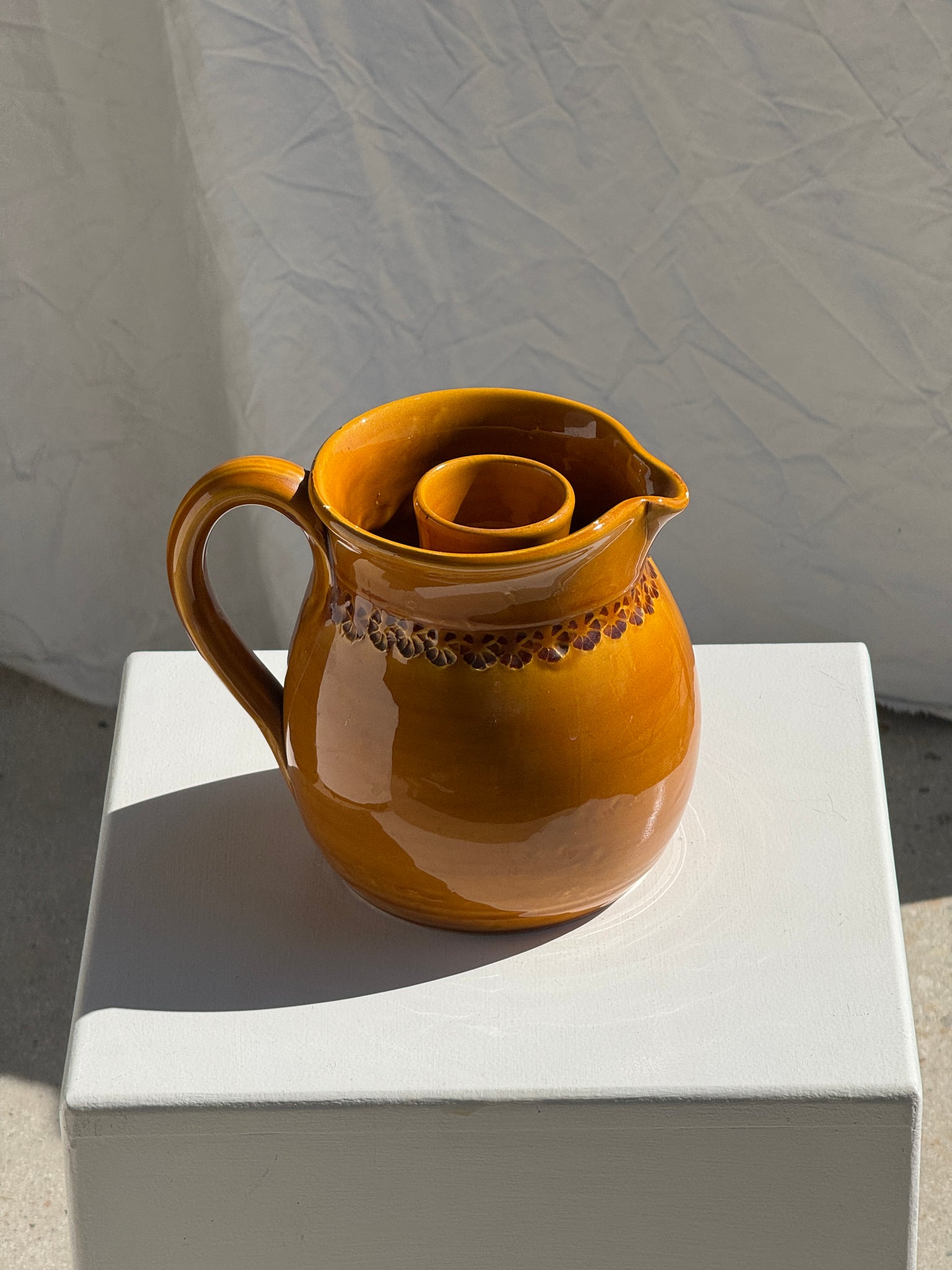 Pichet à rosé à compartiment à glaçon en céramique jaune foncé à frise de fleurs stylisées