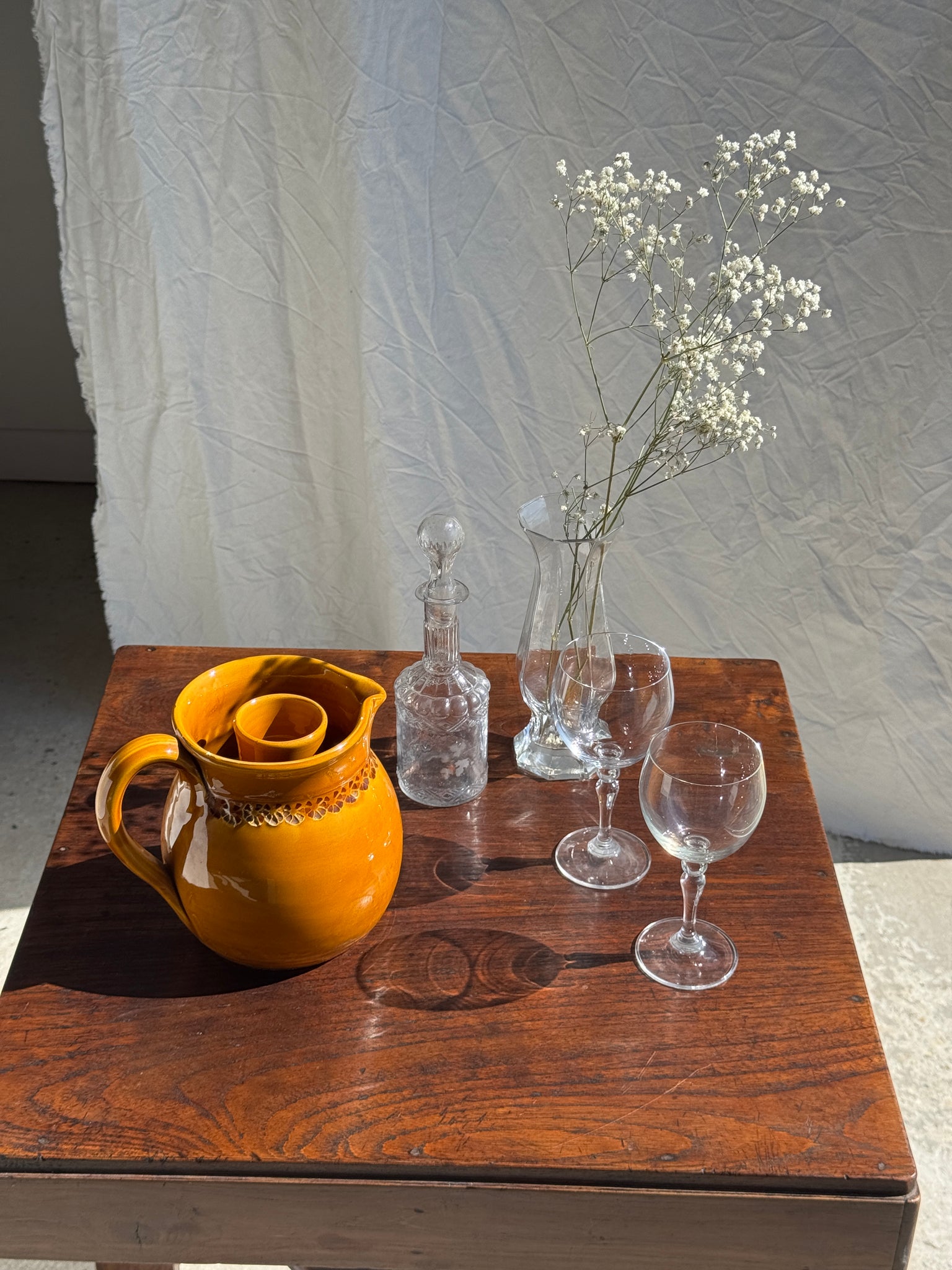 Pichet à rosé à compartiment à glaçon en céramique jaune foncé à frise de fleurs stylisées