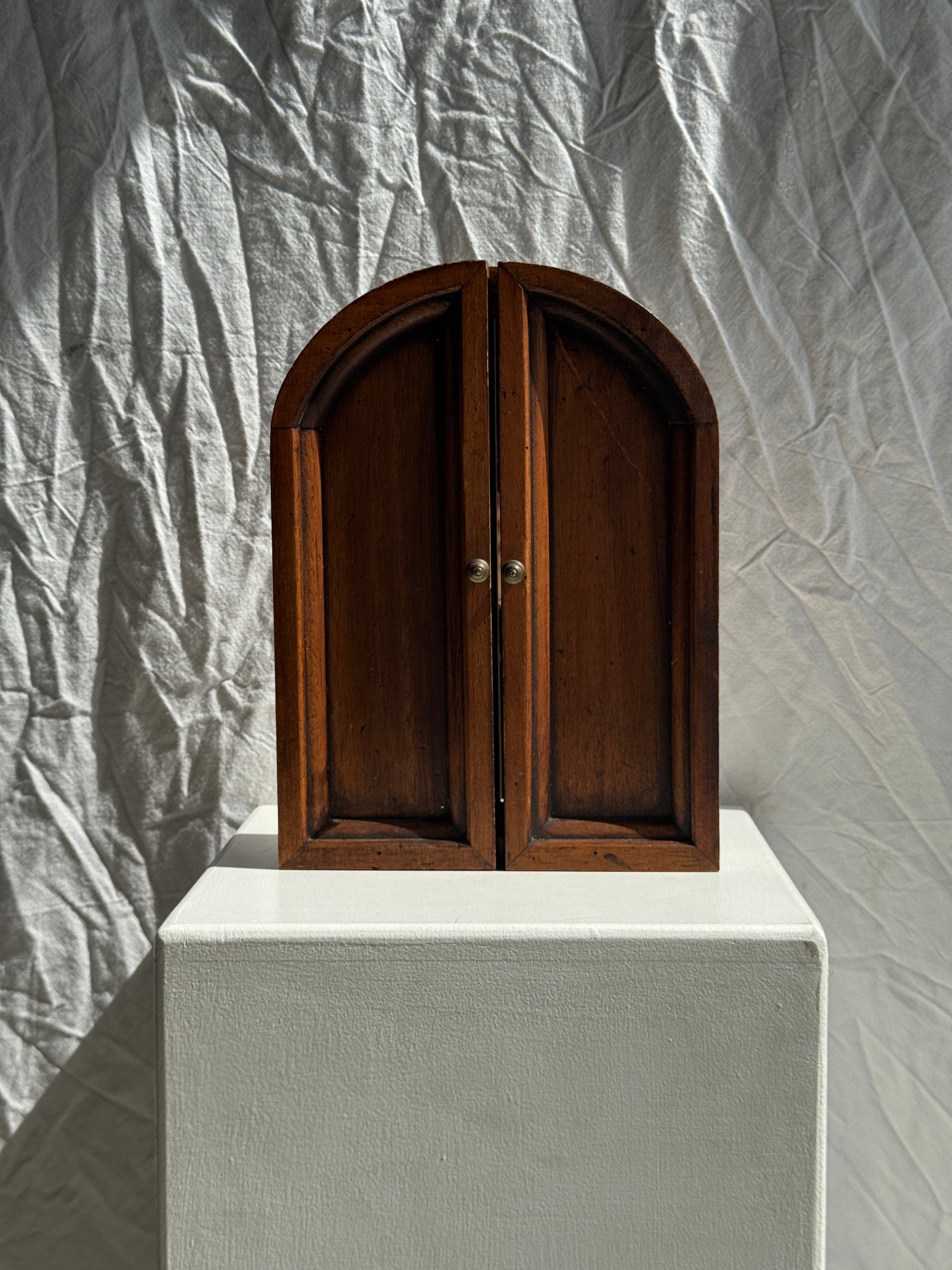 Mini miroir dessus arrondi en chêne à deux portes et à crochets (porte bijoux ou clefs) H31 L23