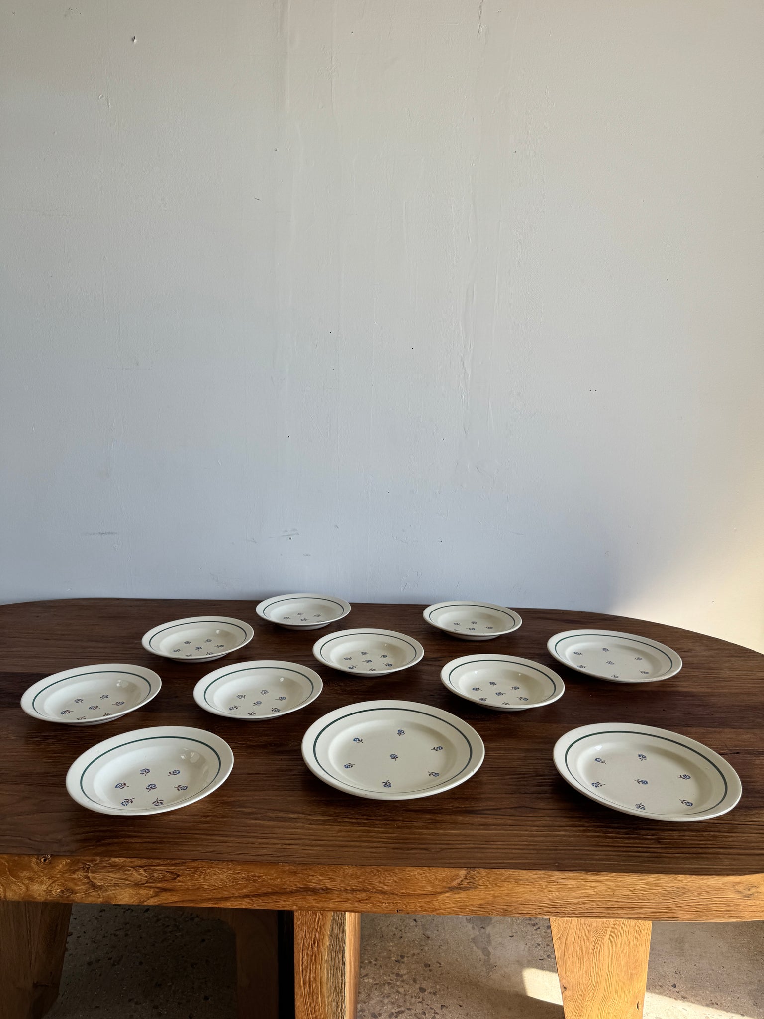Lot de 8 assiettes + 3 plats vintage en faïence liseré vert et motifs de fleurs stylisées bleues et vertes