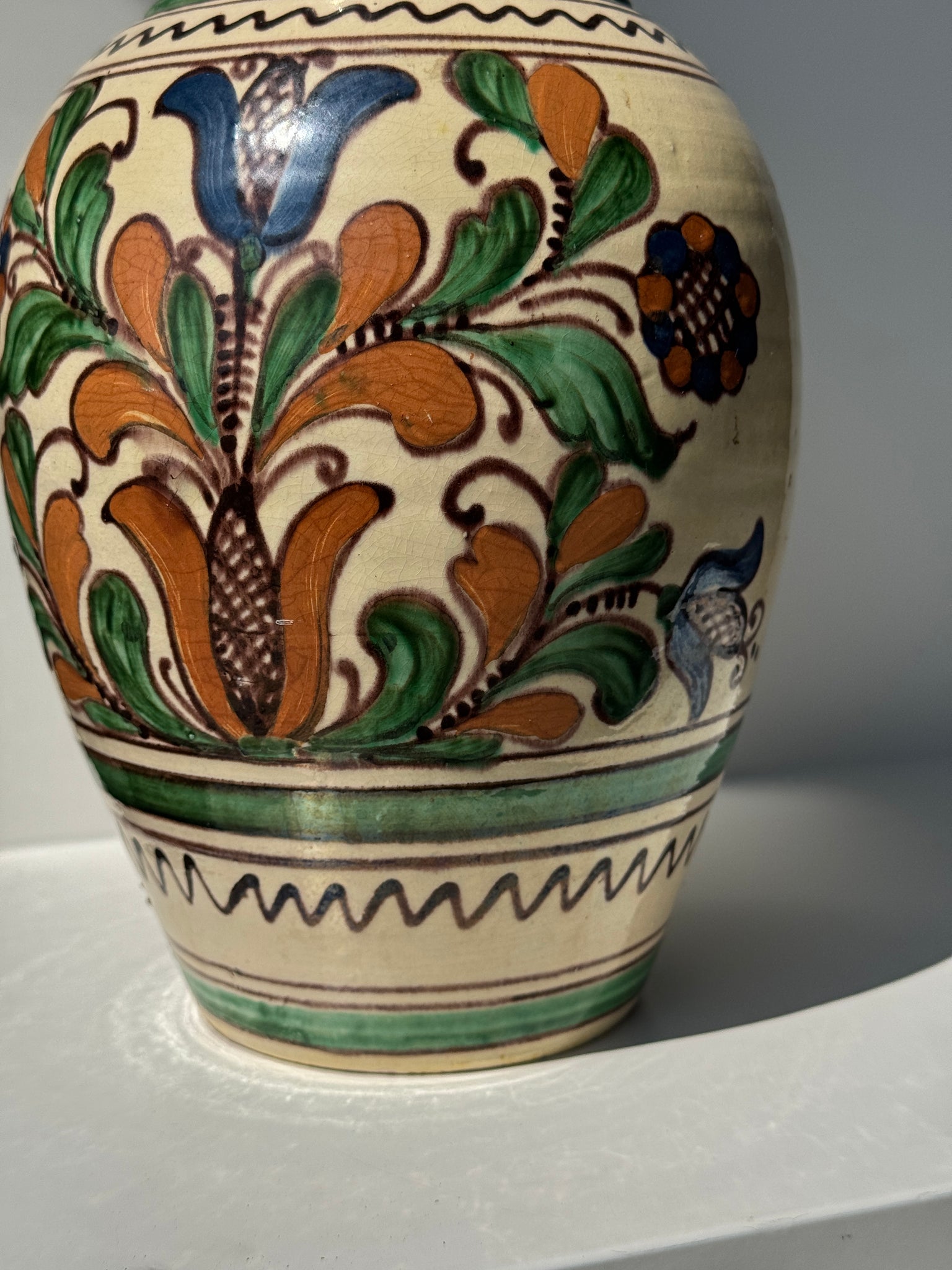 Grand vase provençal fond beige décor vert, bleu et brun de végétaux stylisés et frises géométriques H31