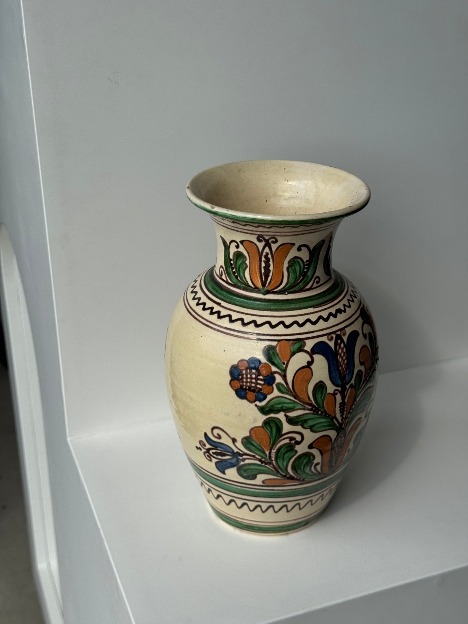 Grand vase provençal fond beige décor vert, bleu et brun de végétaux stylisés et frises géométriques H31